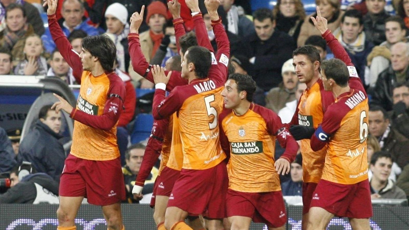 Los jugadores del Recre celebran uno de los goles en el Santiago Bernabéu.
