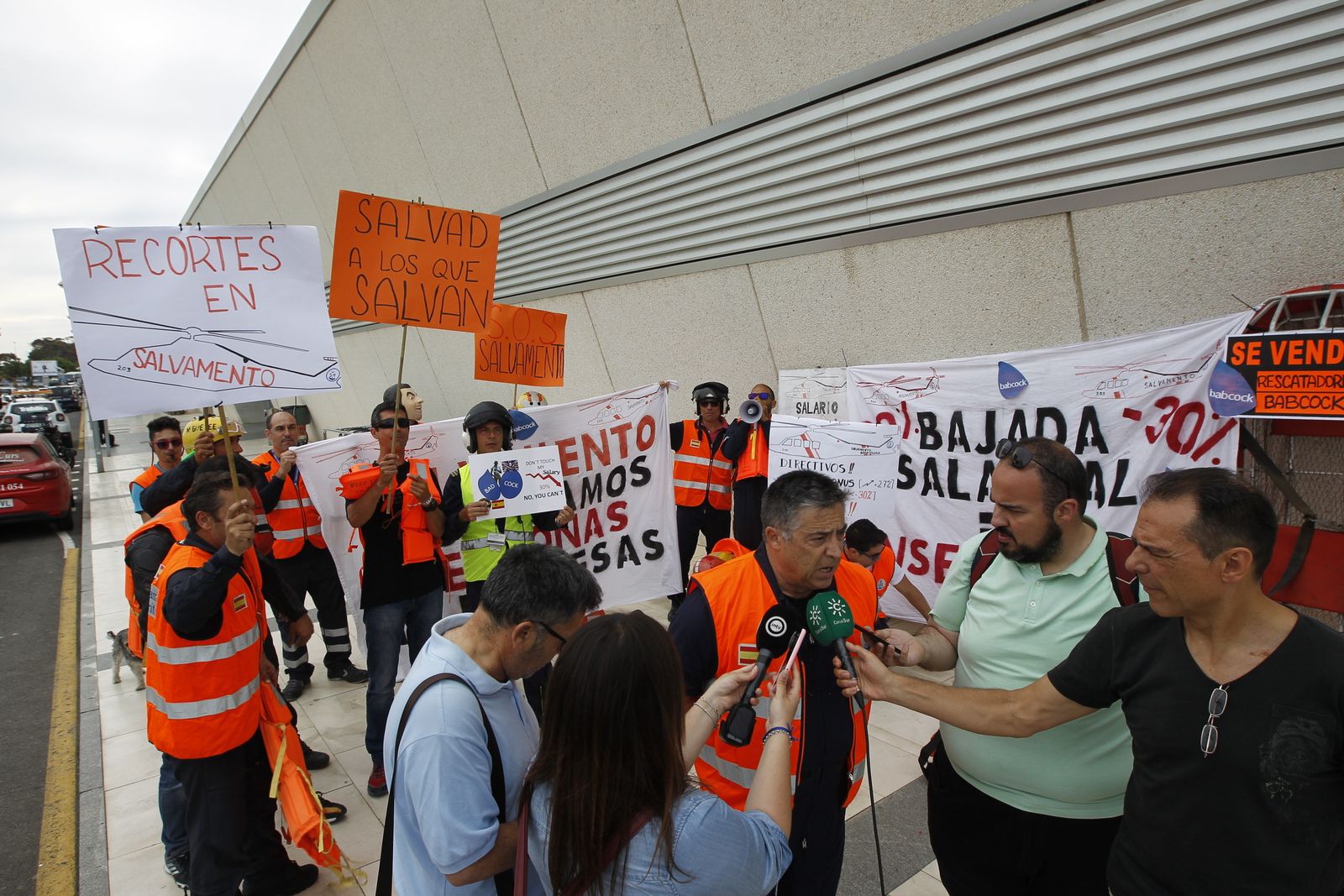 Fotogalería protesta equipo aéreo Salvamento Marítimo en Almería