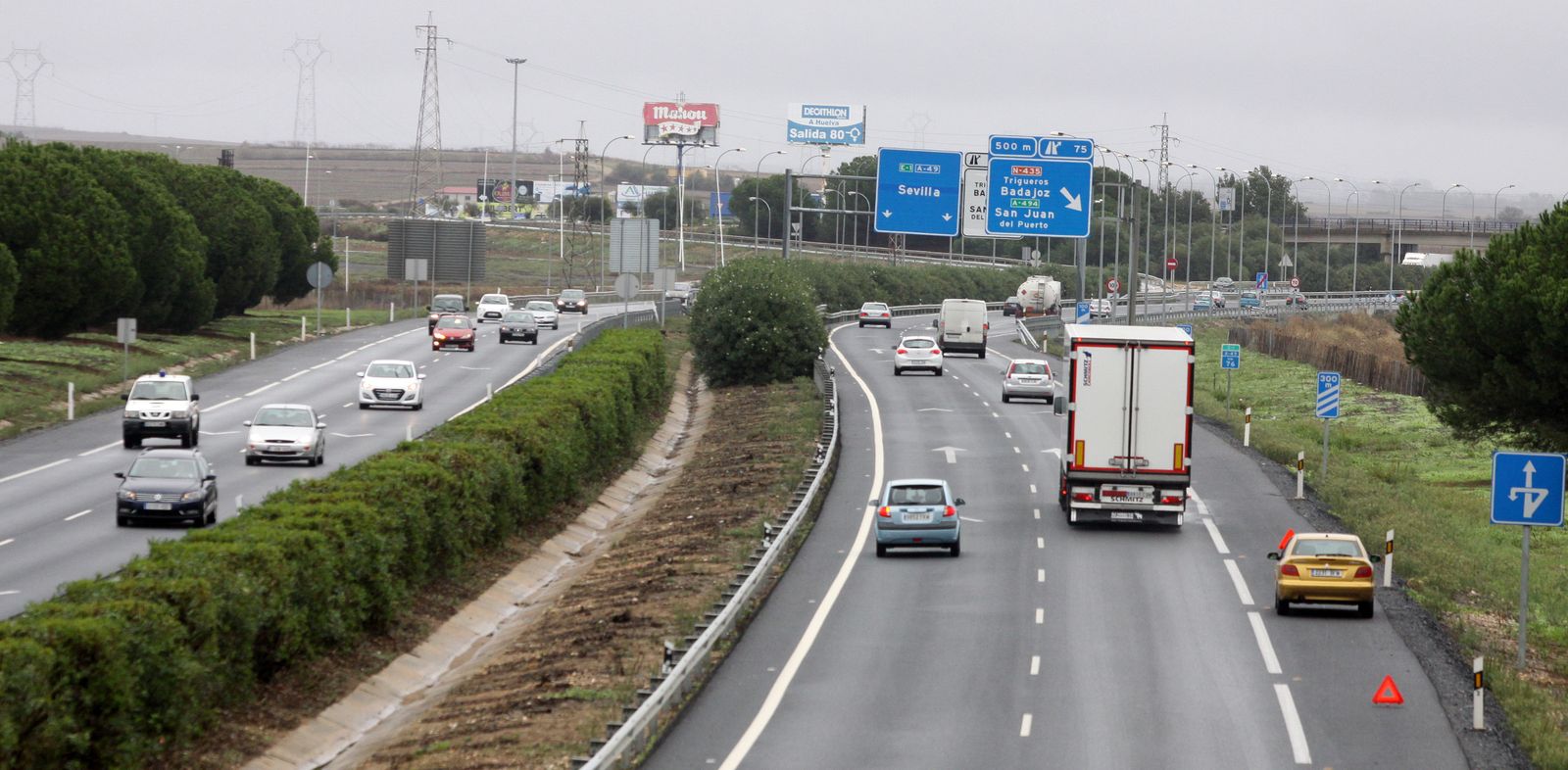 Vehículos circulan por la autovía.