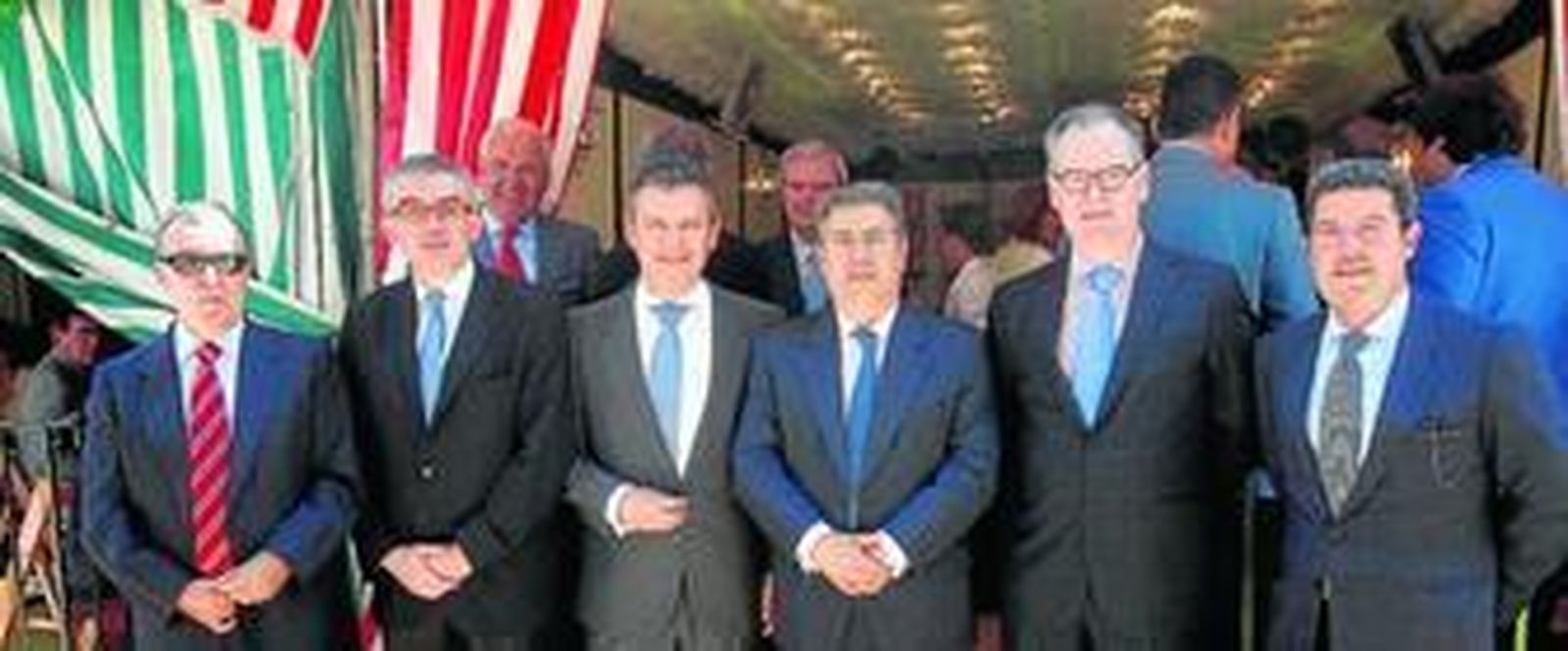 Rufino Parra, Alfonso López,  Francisco Arteaga, Juan Ignacio Zoido, Rafael López de Rueda y Jesús García Toledo en las puertas de la caseta de Endesa.