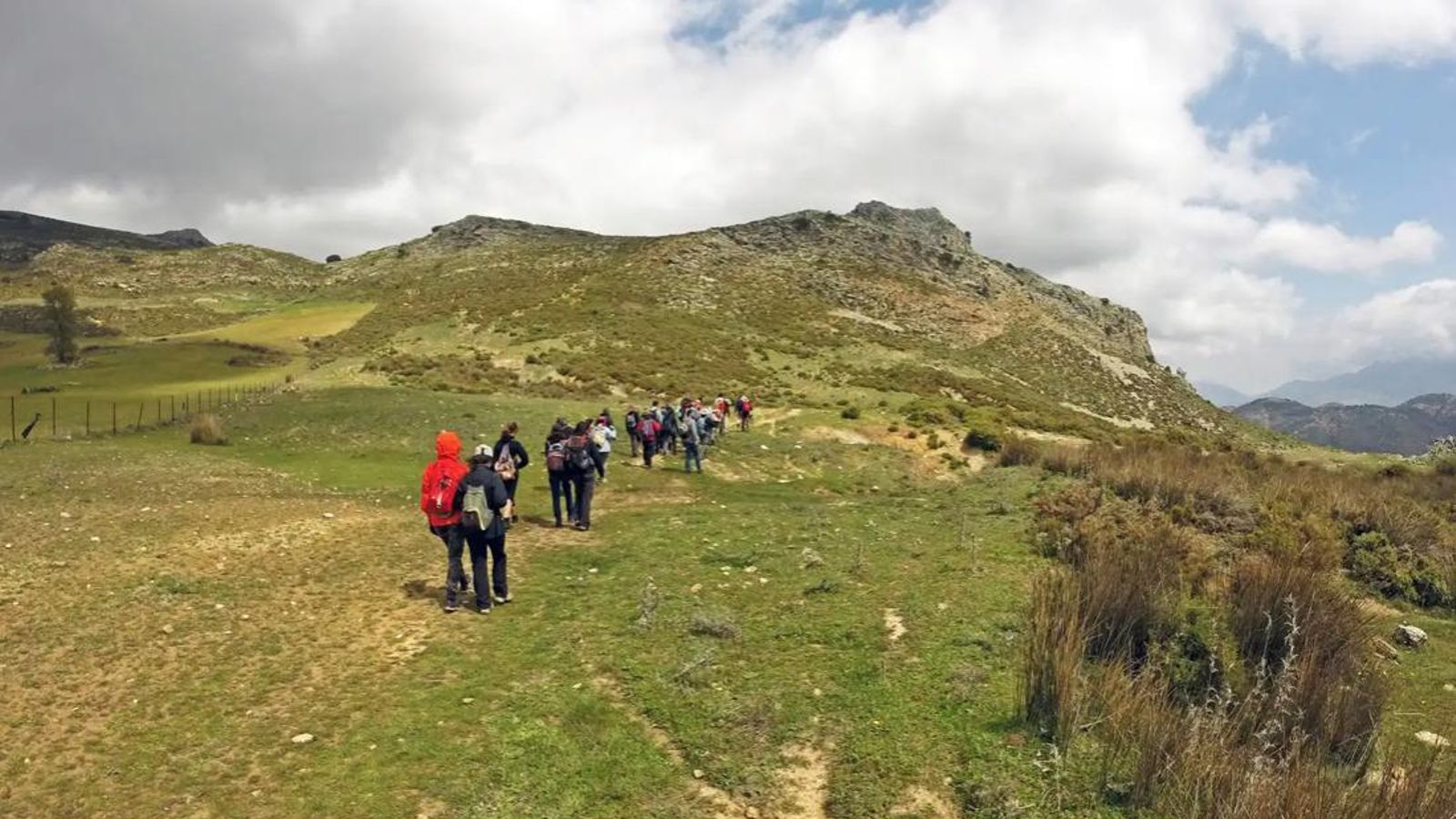 Un grupo de senderistas en dirección a El Burgo.
