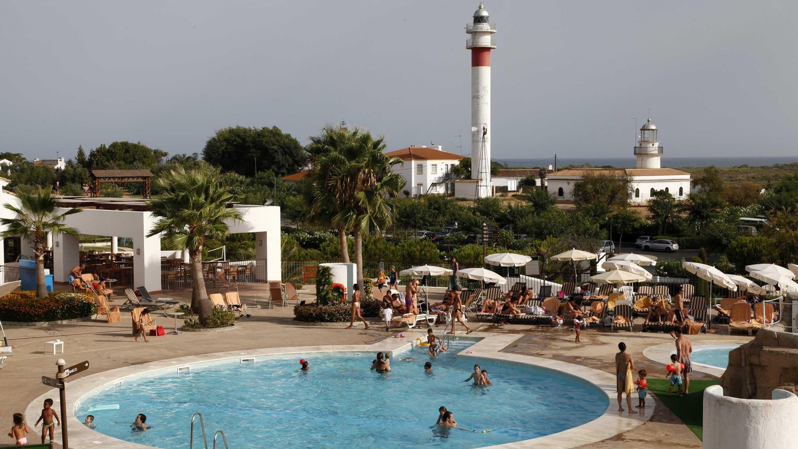 Turistas en un hotel onubense durante la temporada estival