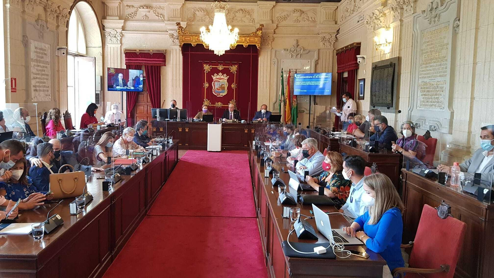 Los concejales del Ayuntamiento, minutos antes de comenzar la votación de comisiones Los concejales del Ayuntamiento, minutos antes de comenzar la votación de comisiones