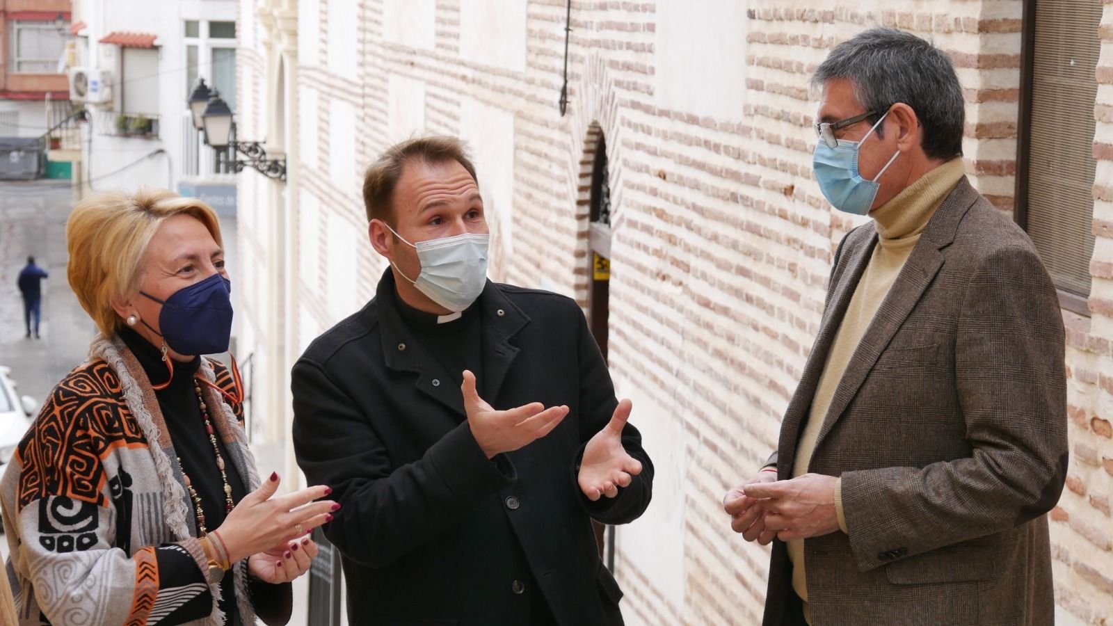El alcalde de Adra y la delegada de Fomento charlan con el párroco abderitano.
