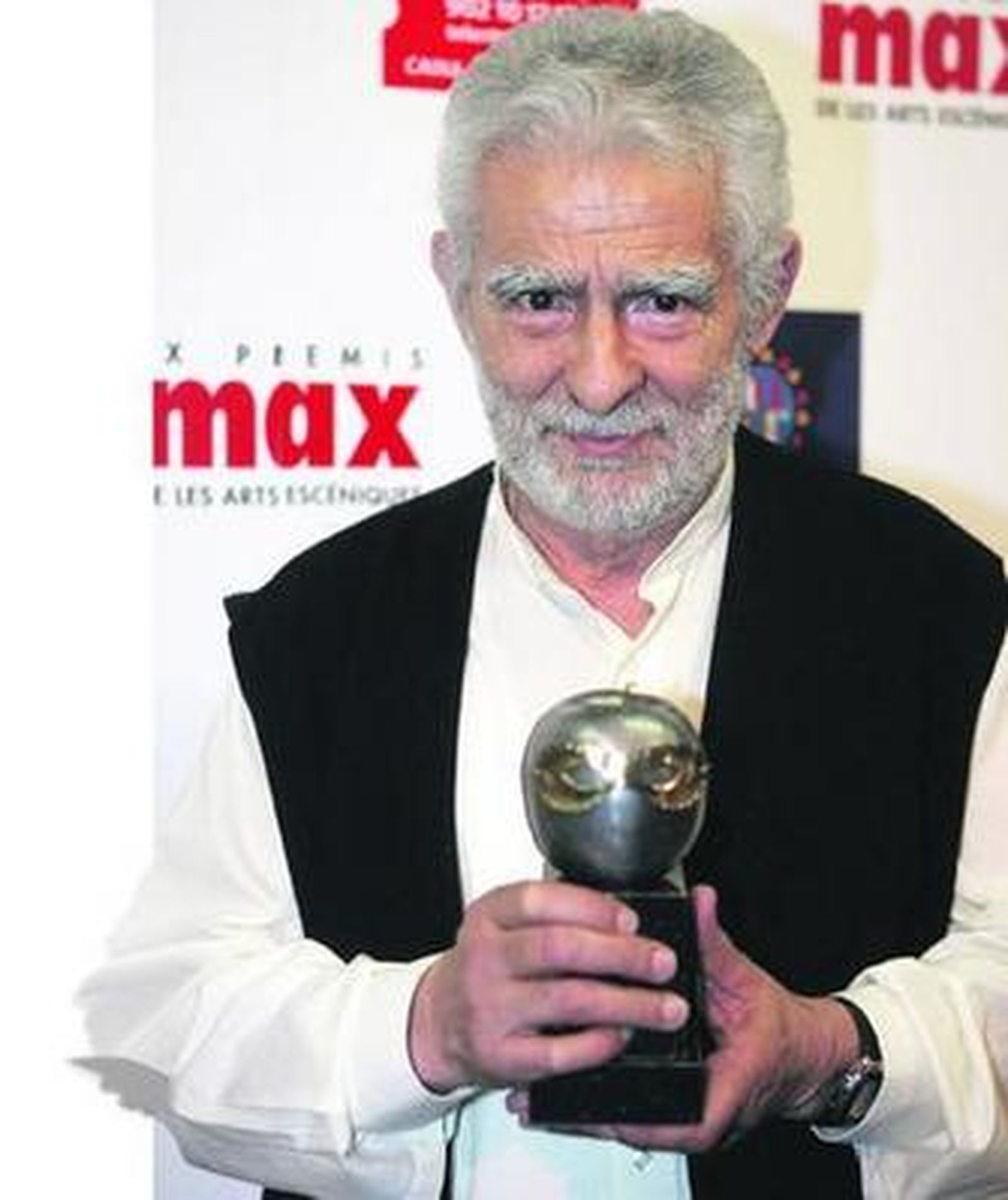 Juan Margallo posa con su premio Max.