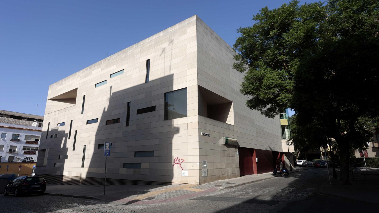 El moderno edificio del centro de salud.