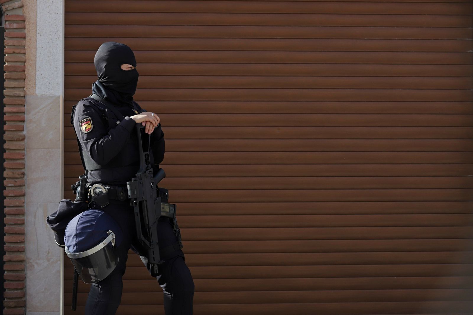 Un agente de la Policía Nacional, en un operativo.