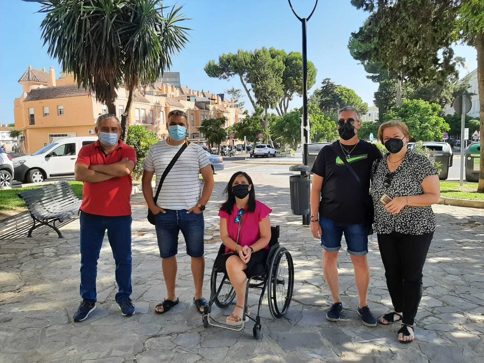 Las concejalas del PP con dirigentes vecinales de El Pino.