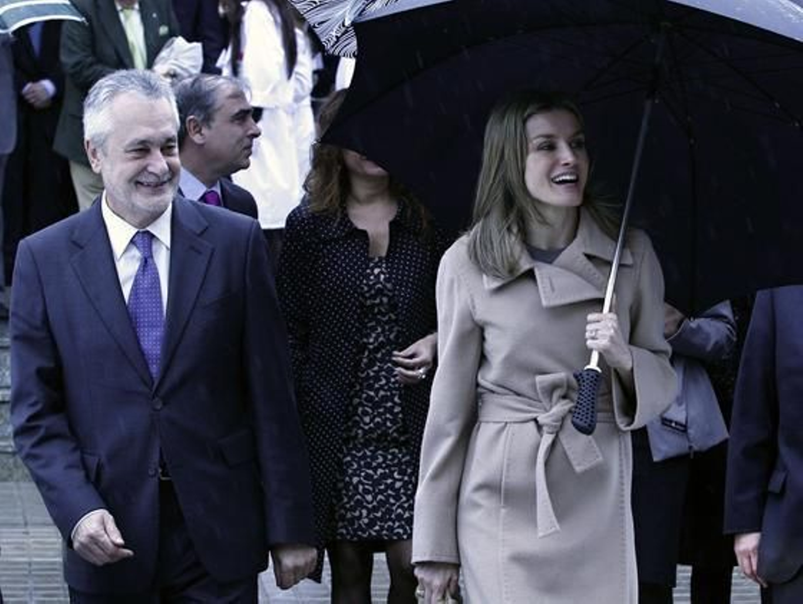 la princesa Letizia a su llegada al hospital junto al presidente de la Junta de Andalucía, José Antonio Griñán, con motivo del Día Internacional de los Niños con Cáncer.  Foto: Antonio Pizarro