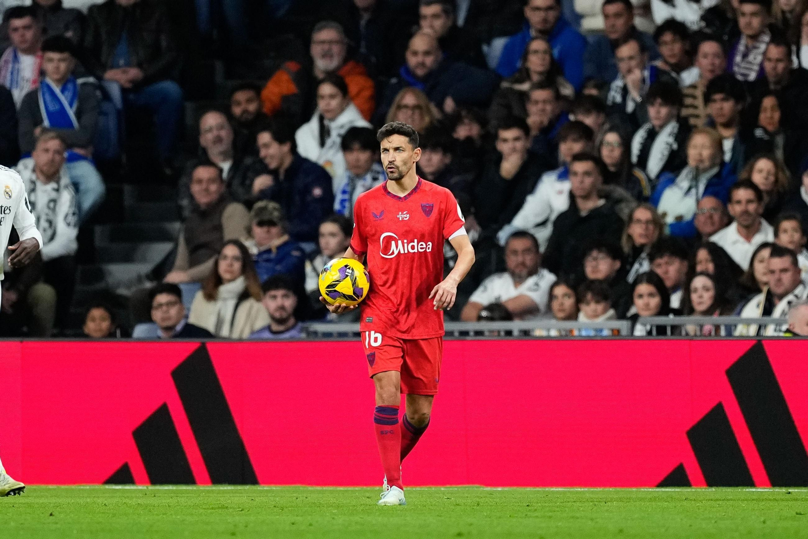 Jesús Navas sostiene un balón durante su adiós en el Bernabéu.