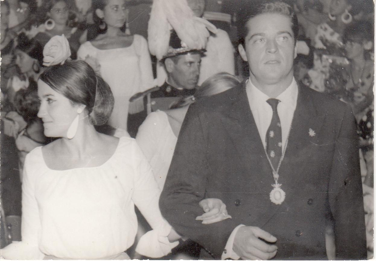 Del brazo de Carmen Sevilla Ortega, reina de las Fiestas de la Vendimia en 1965, que por primera vez eligió 'democráticamente' a su embajadora.