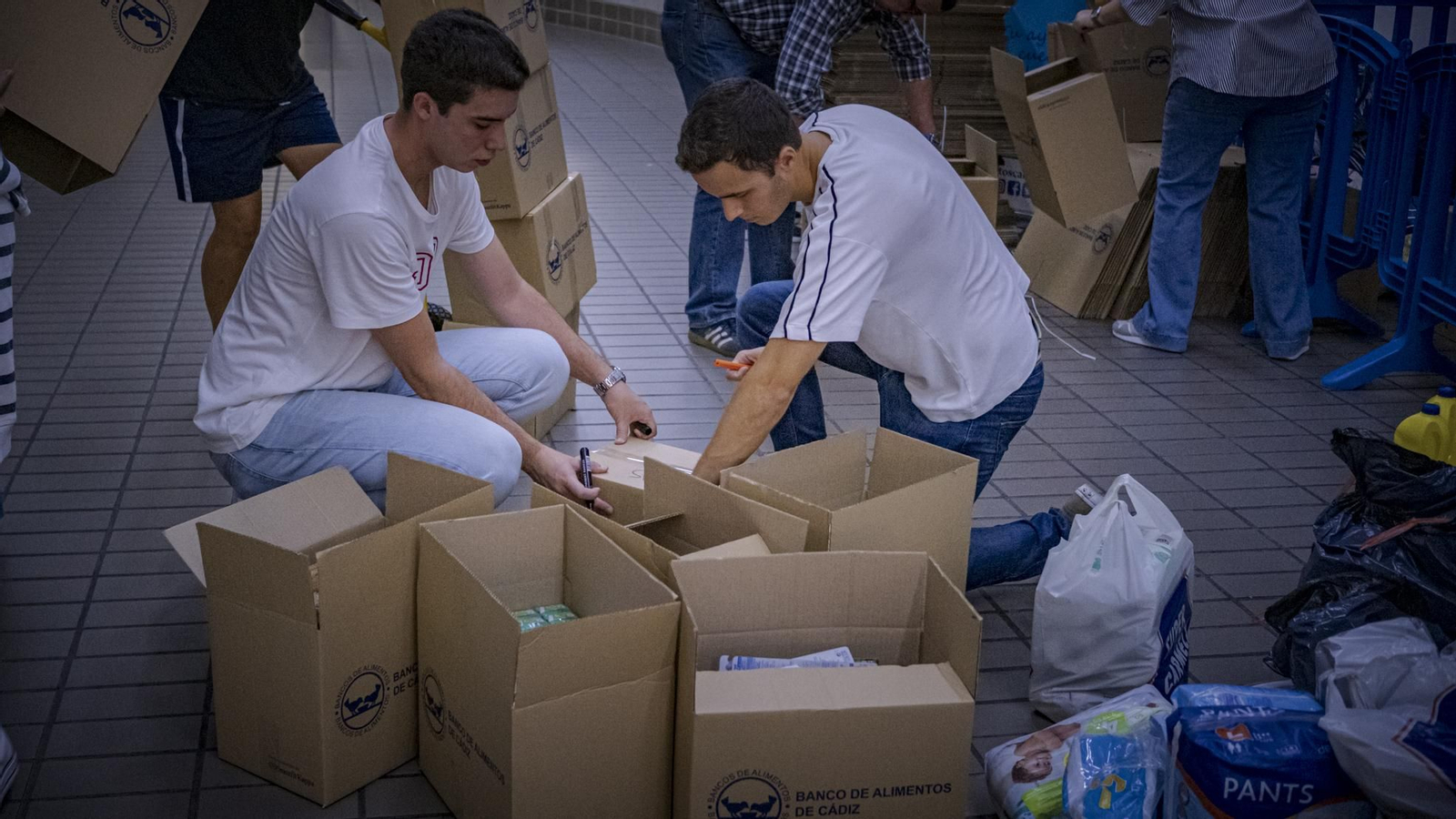 Las imágenes de la recogida de alimentos en Cádiz en solidaridad con Valencia por los efectos de la DANA