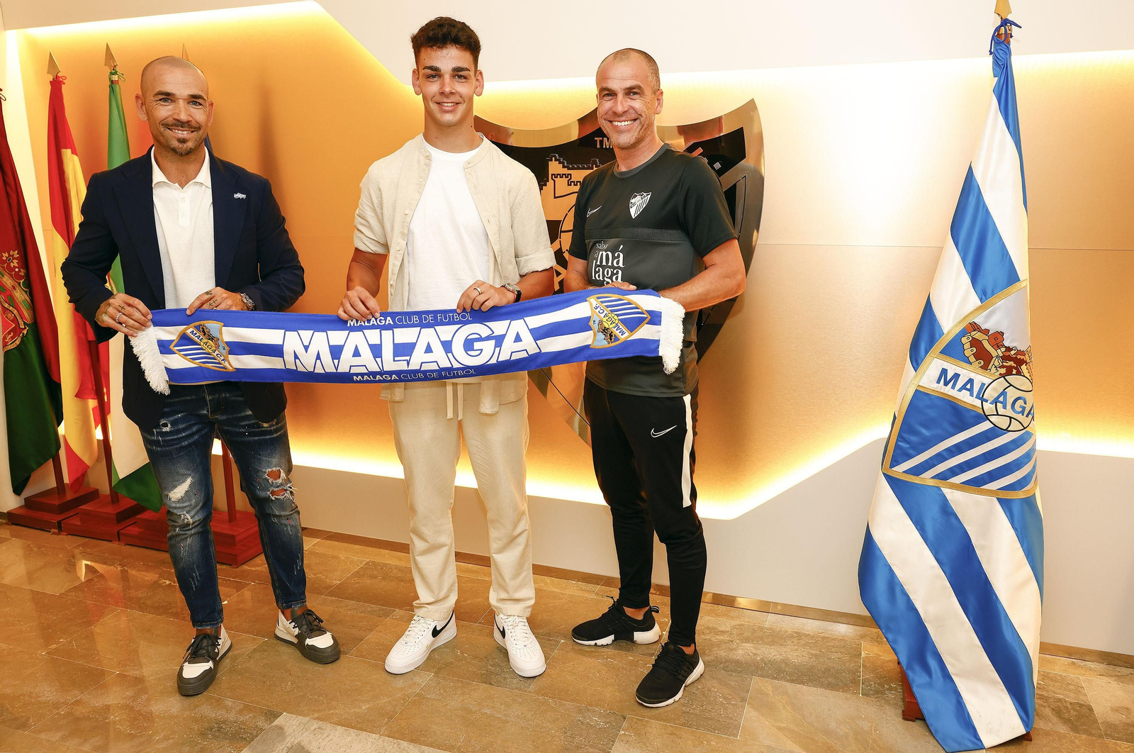 Andrés Caro junto a Manolo Gaspar y Duda tras su renovación. Andrés Caro junto a Manolo Gaspar y Duda tras su renovación.