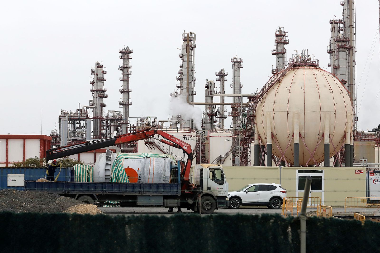 Imágenes de la refinería de Cepsa.