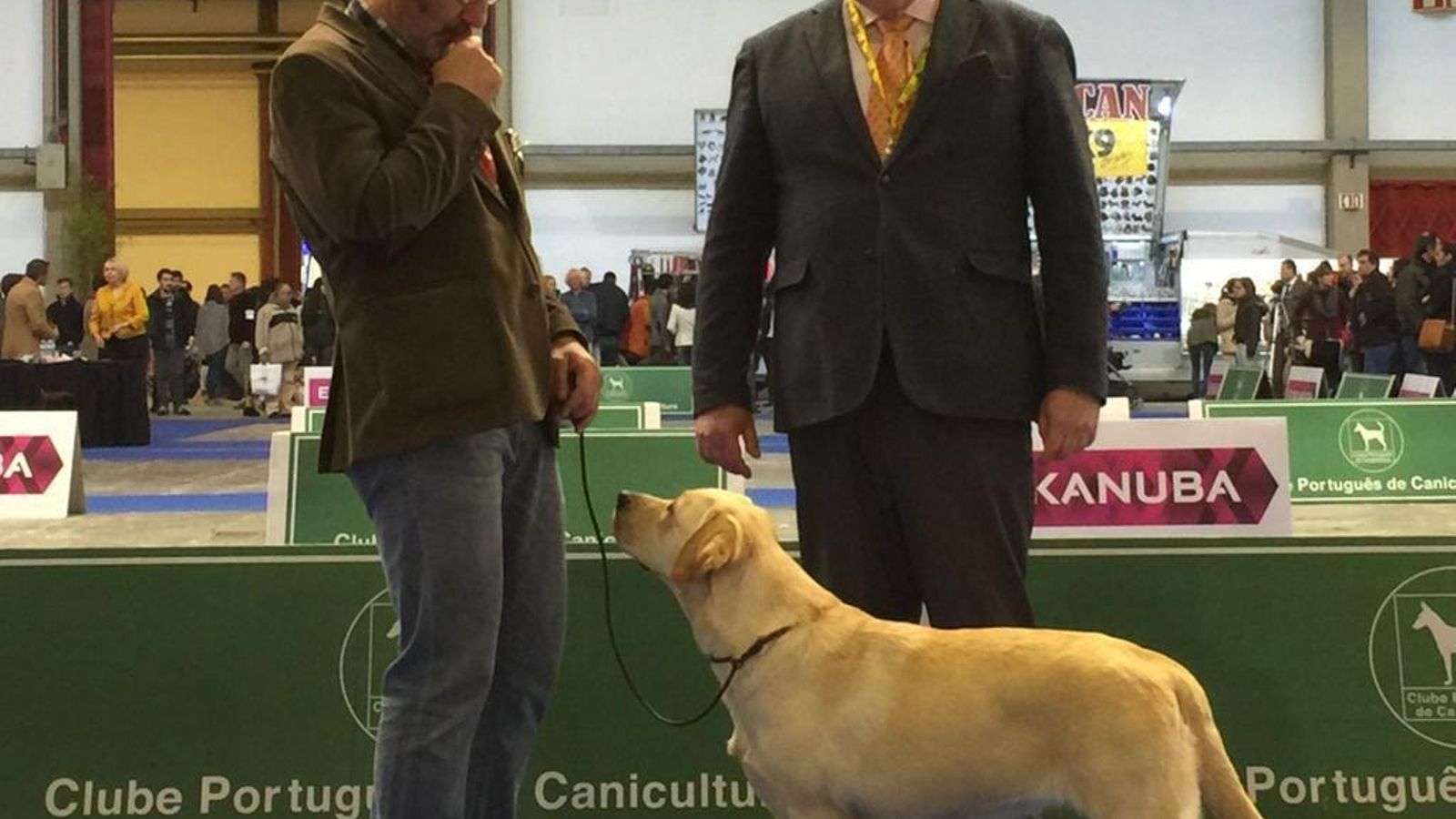 Juan Carlos Pineda en un concurso con uno de los perros robados.