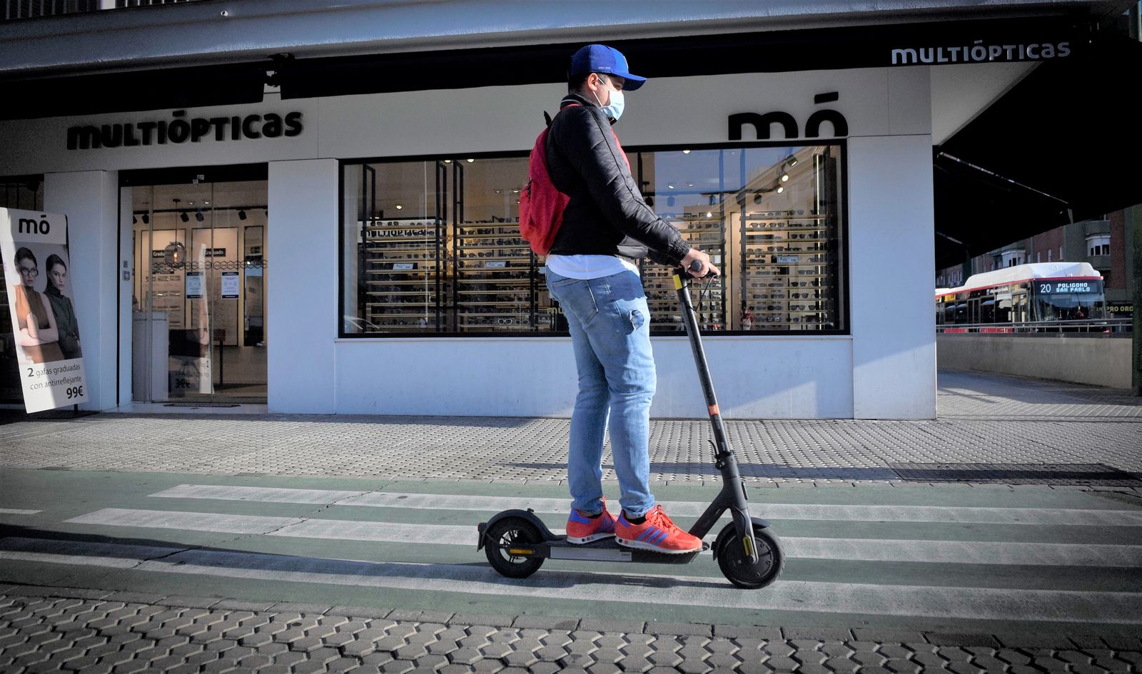 El usuario de un patinete circula por el carril bici de José Laguillo.
