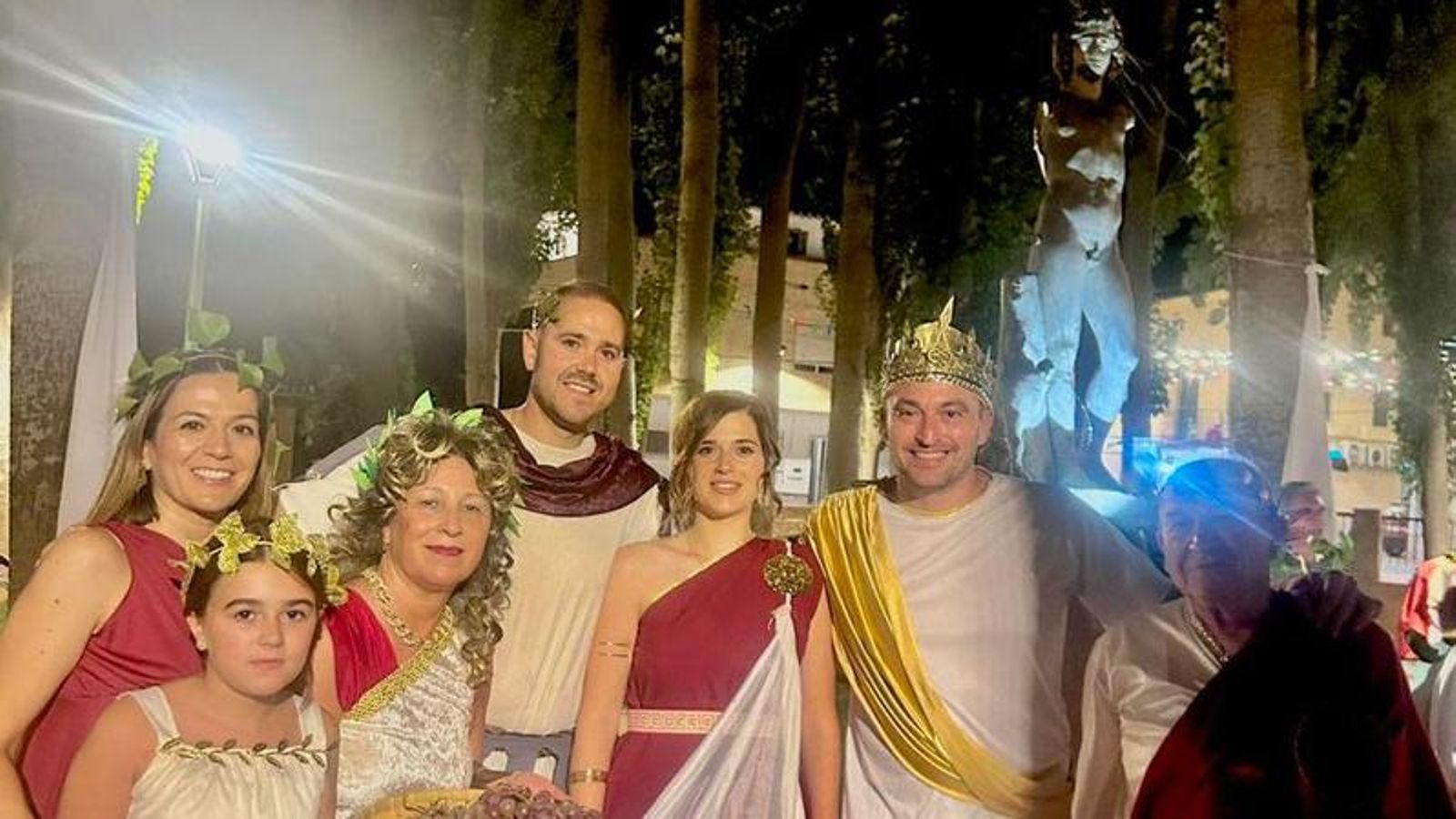 El alcalde de Chirivel también participó en la fiesta junto a la escultura del Chiribello.