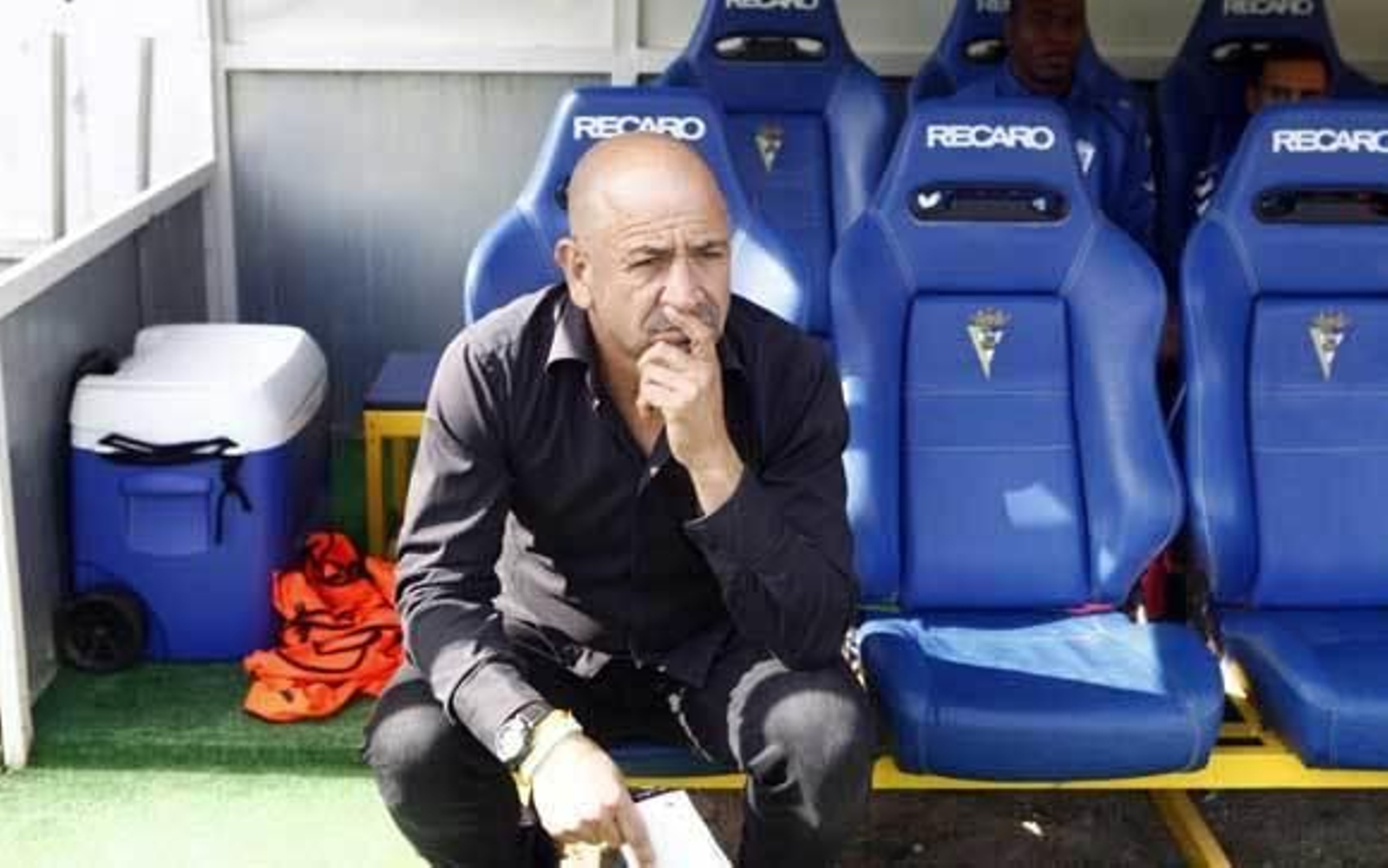 El entrenador del Cádiz, Claudio Barragán, sentado en el banquillo con rostro pensativo ante del partido contra el San Roque de Lepe. /Jesús Marín