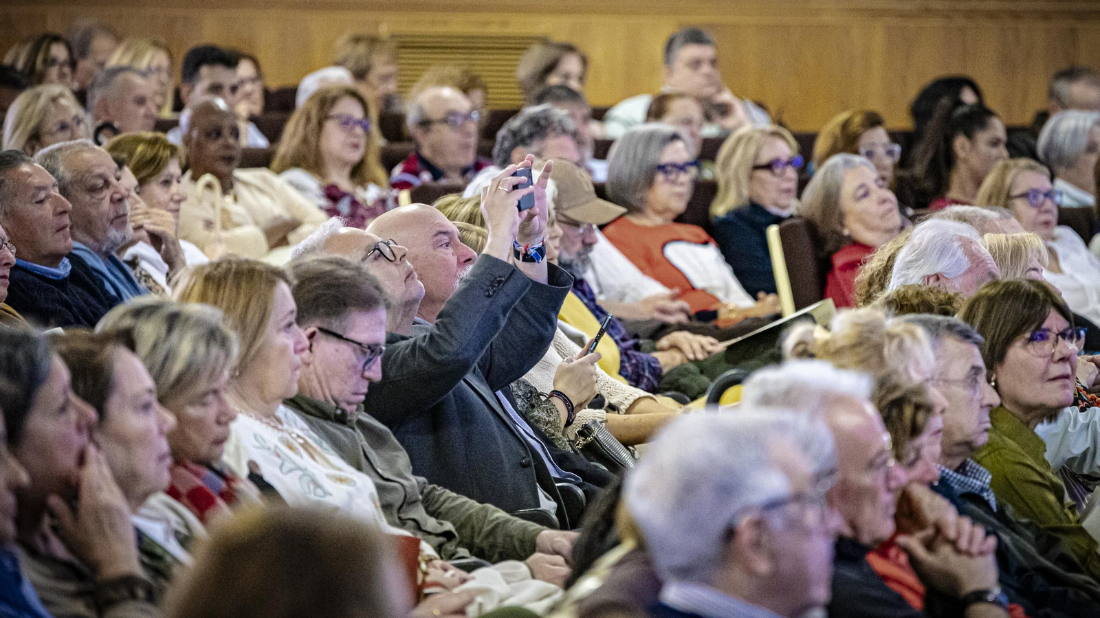 Las imágenes del acto de homenaje al personal sanitario jubilado de los hospitales Puerta del Mar y San Carlos de Cádiz