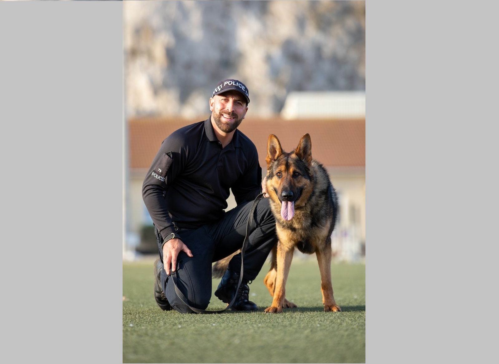 El agente Robbie Blakemore con el perro policía Ron.