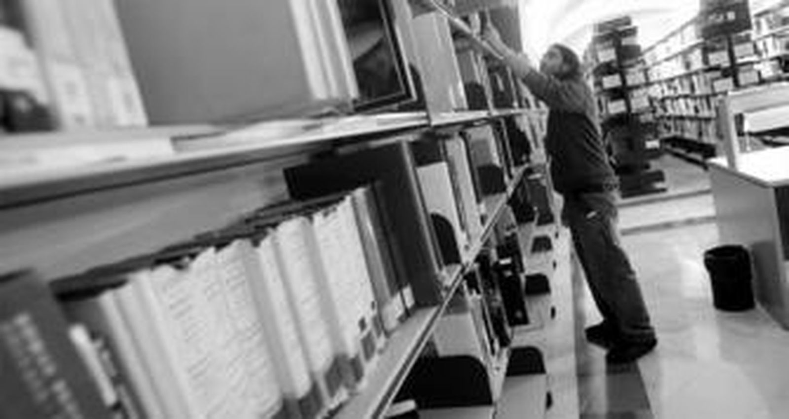 Un universitario busca un libro en la biblioteca de la Facultad de Filosofía y Letras de la Universidad gaditana.