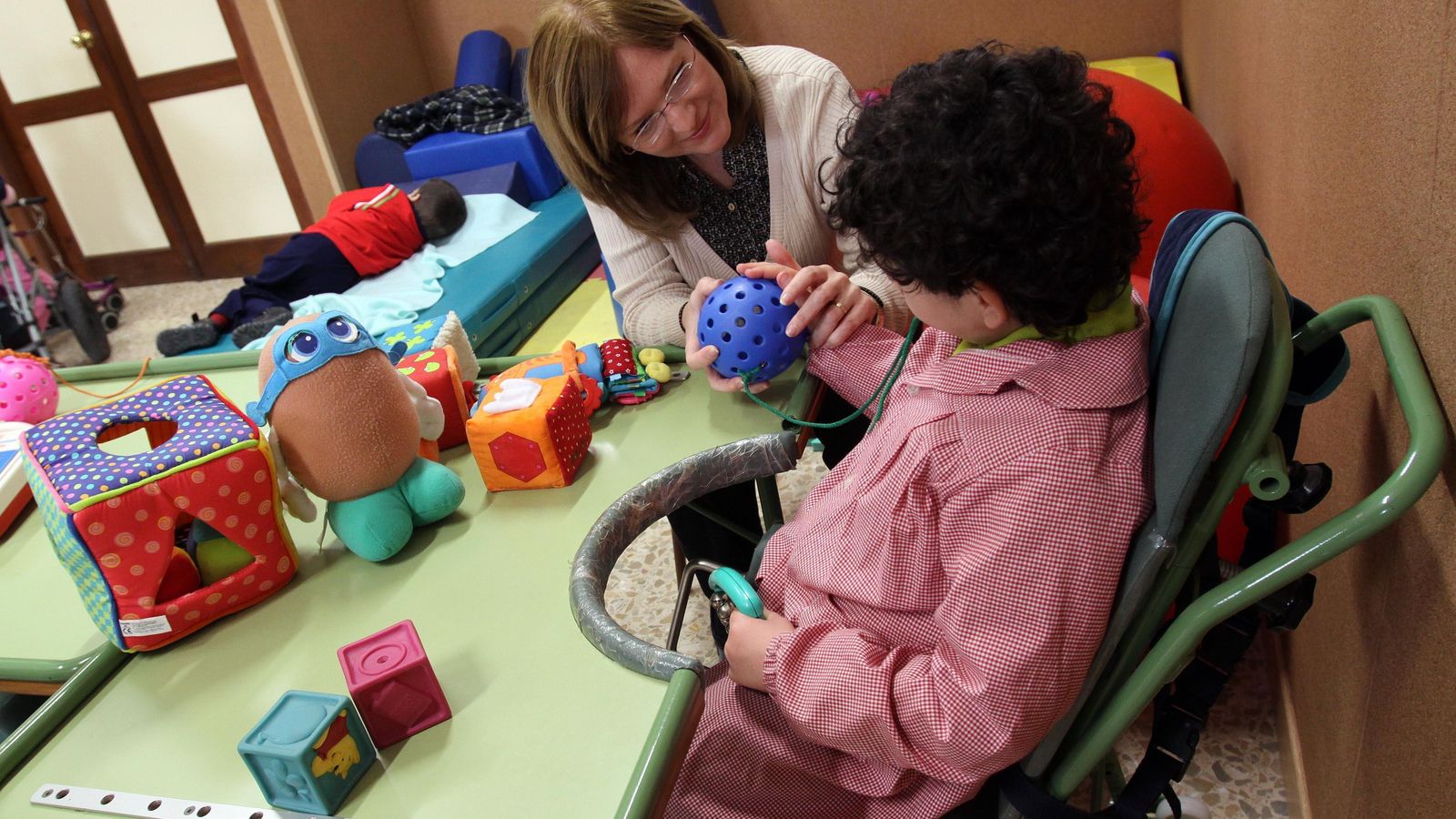 Una maestra de Educación Especial atiende a un alumno.