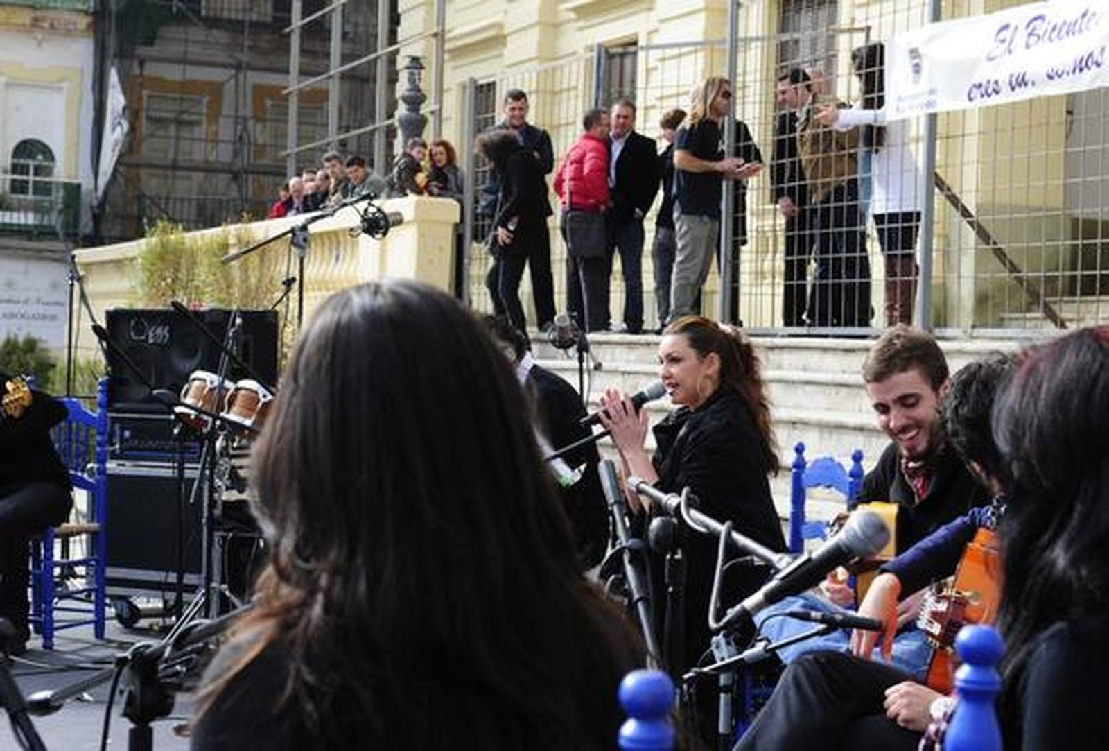 Miles de personas asisten al concierto navideño que Niña Pastori ofreció en la plaza del Rey de San Fernando. 

Foto: Elias Pimentel