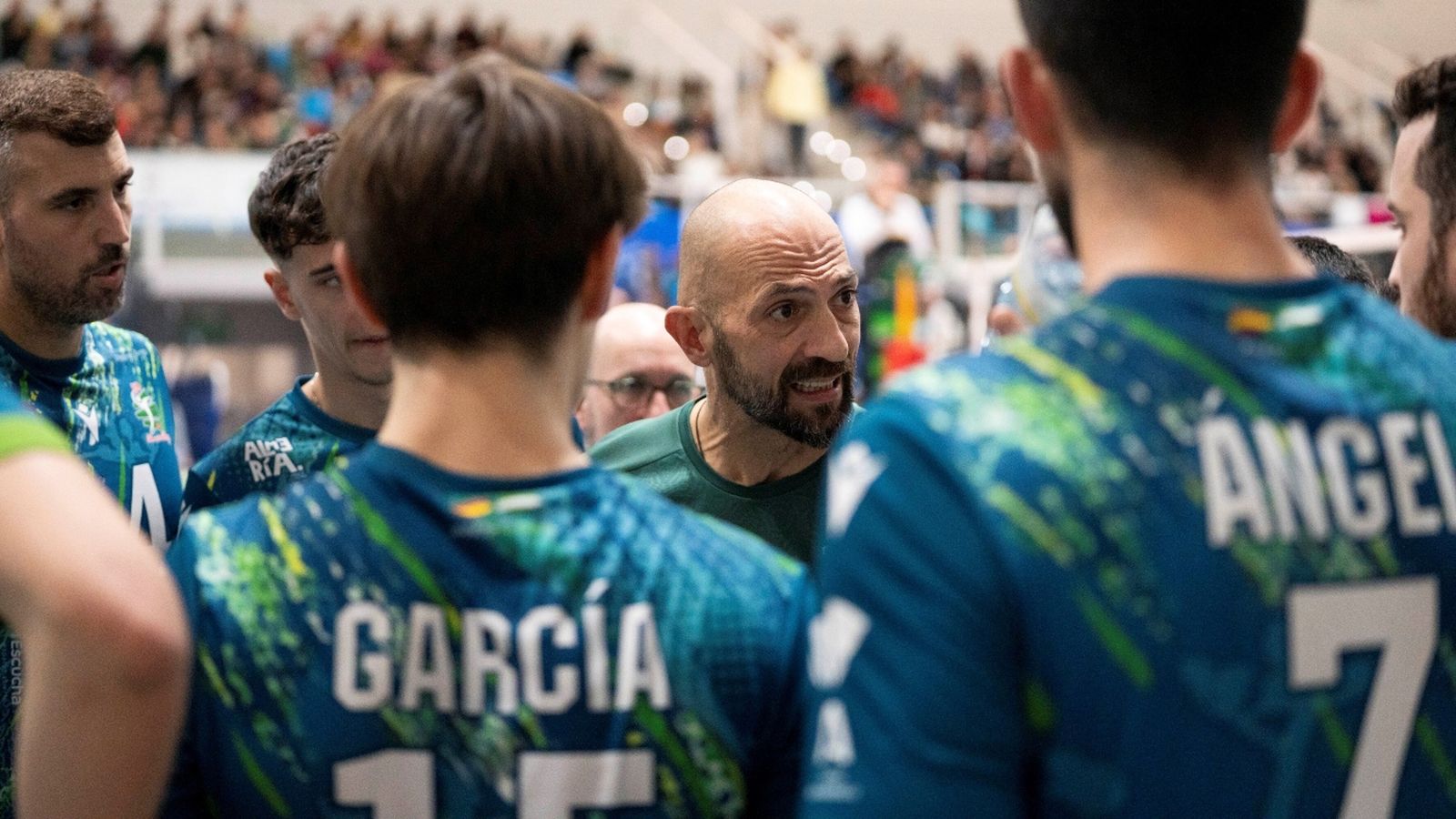 Israel Rodríguez se dirige a sus jugadores en un tiempo muerto.