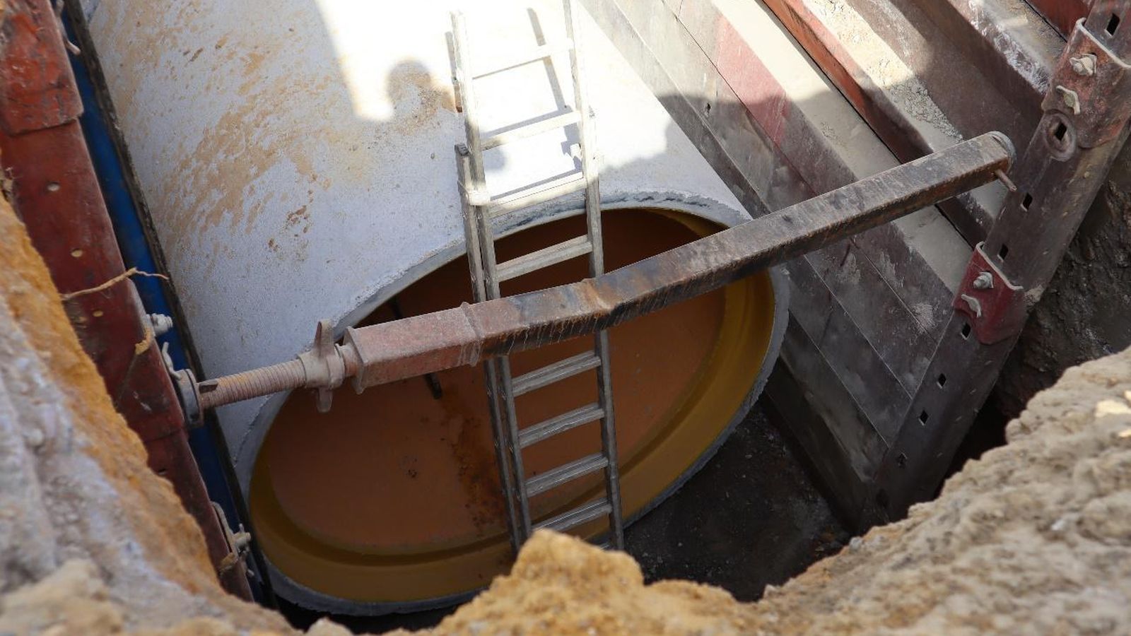 El colector instalado es de Hormigón Armado y de 200 cm de diámetro