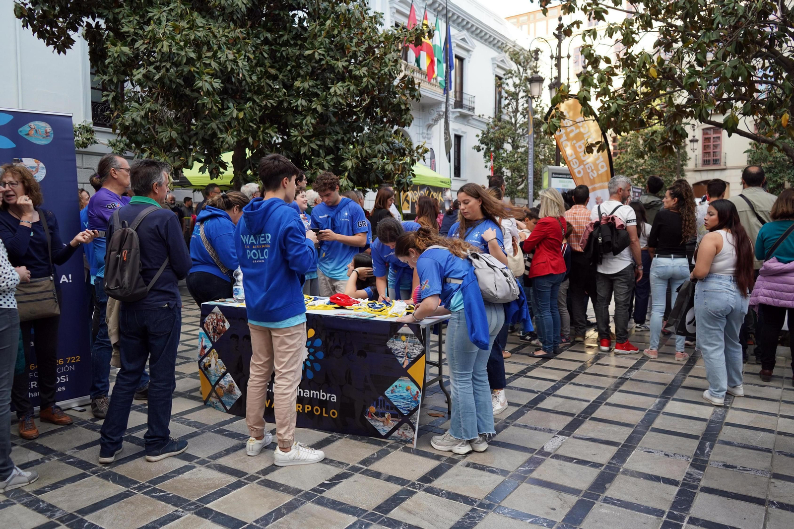 Las mejores fotos de la Noche en Blanco de Granada: del concierto de Xoel López a partidos de baloncesto