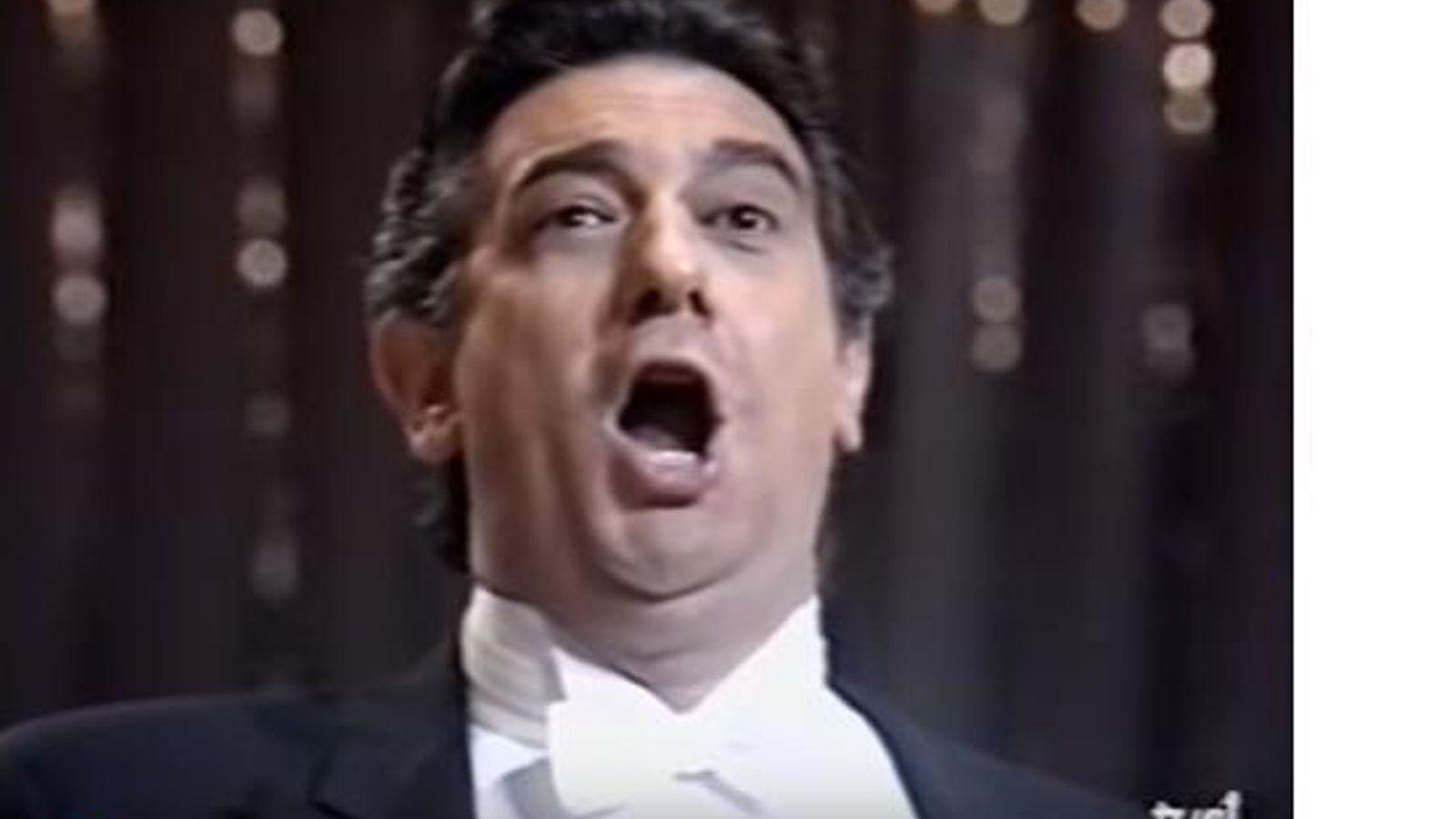 Plácido Domingo en el Especial Nochevieja que daba paso a 1990, con el logo de la Primera Cadena