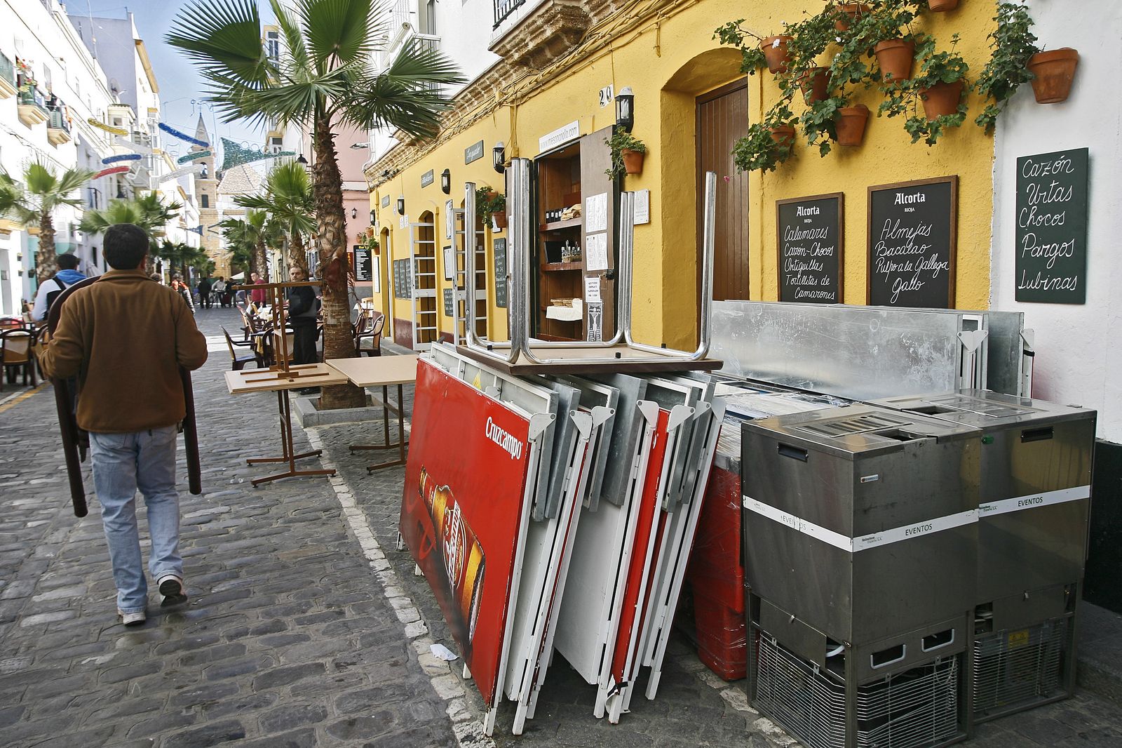 Las barras de uno de los bares de la calle Virgen de la Palma.