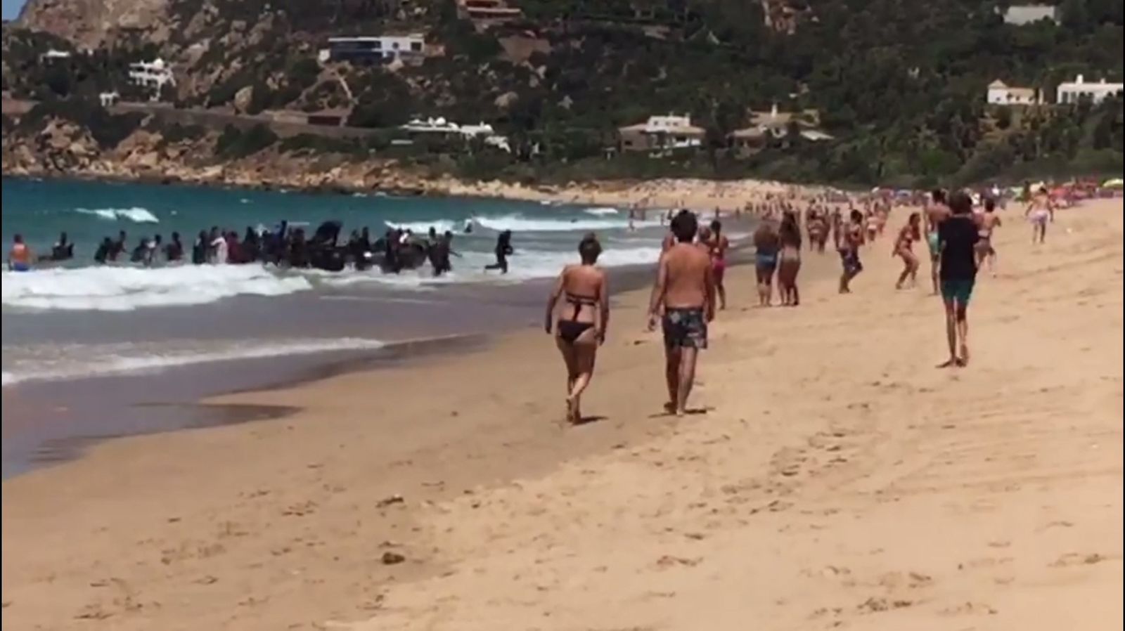 Fotograma de uno de los vídeos subidos a las redes sociales por los usuarios de la playa  de Atlanterra.