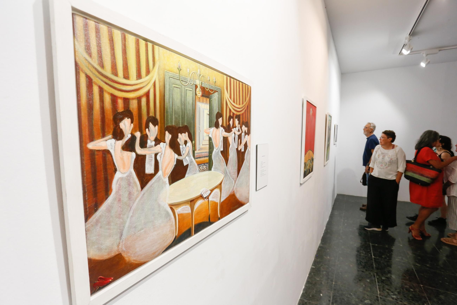 Las fotos de la exposición "Pasen y lean" de Enríque Martínez en la Casa de la Cultura de La Línea