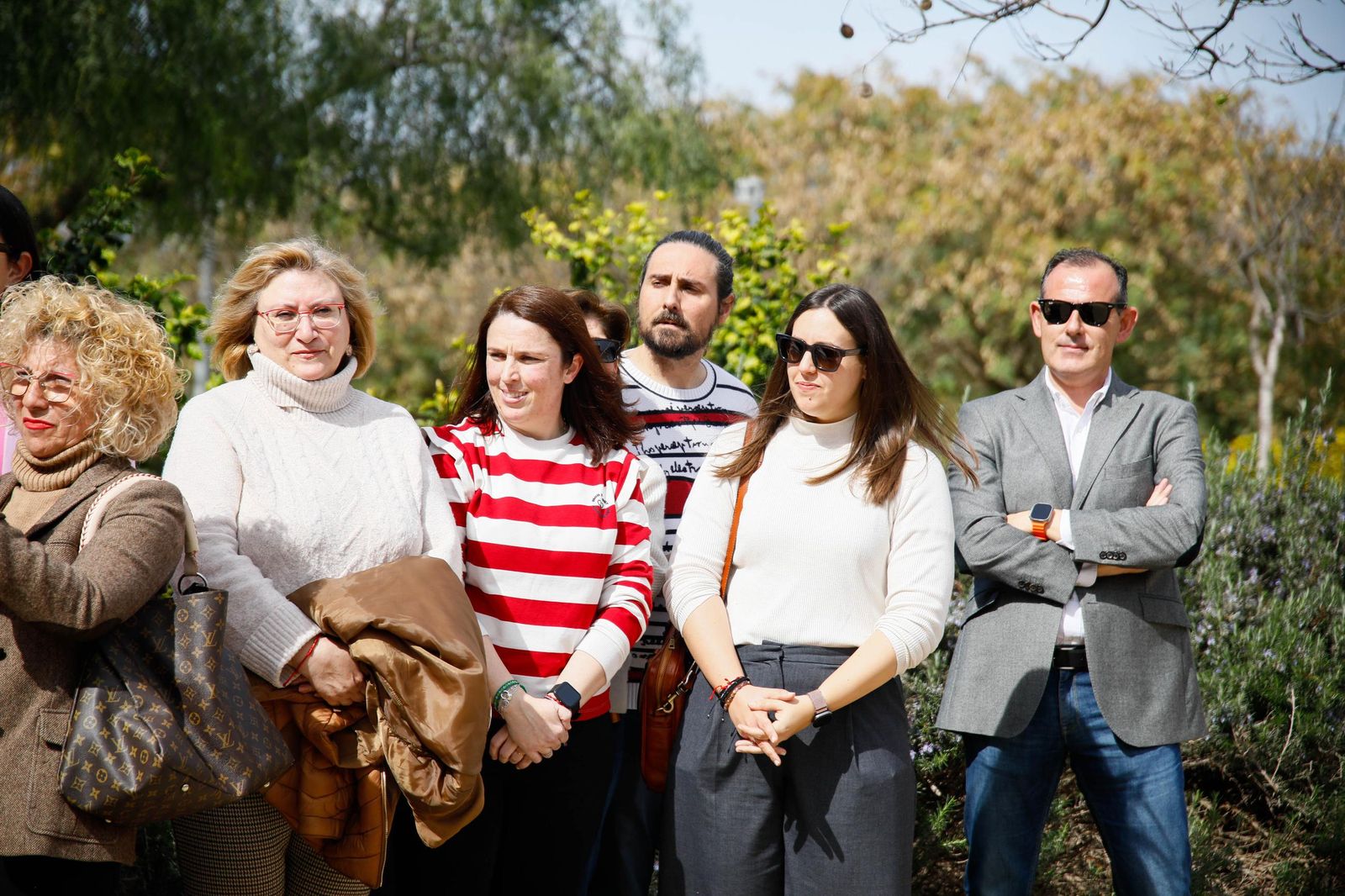 Las imágenes de la plantación de un olivo y el entierro de una cápsula del tiempo