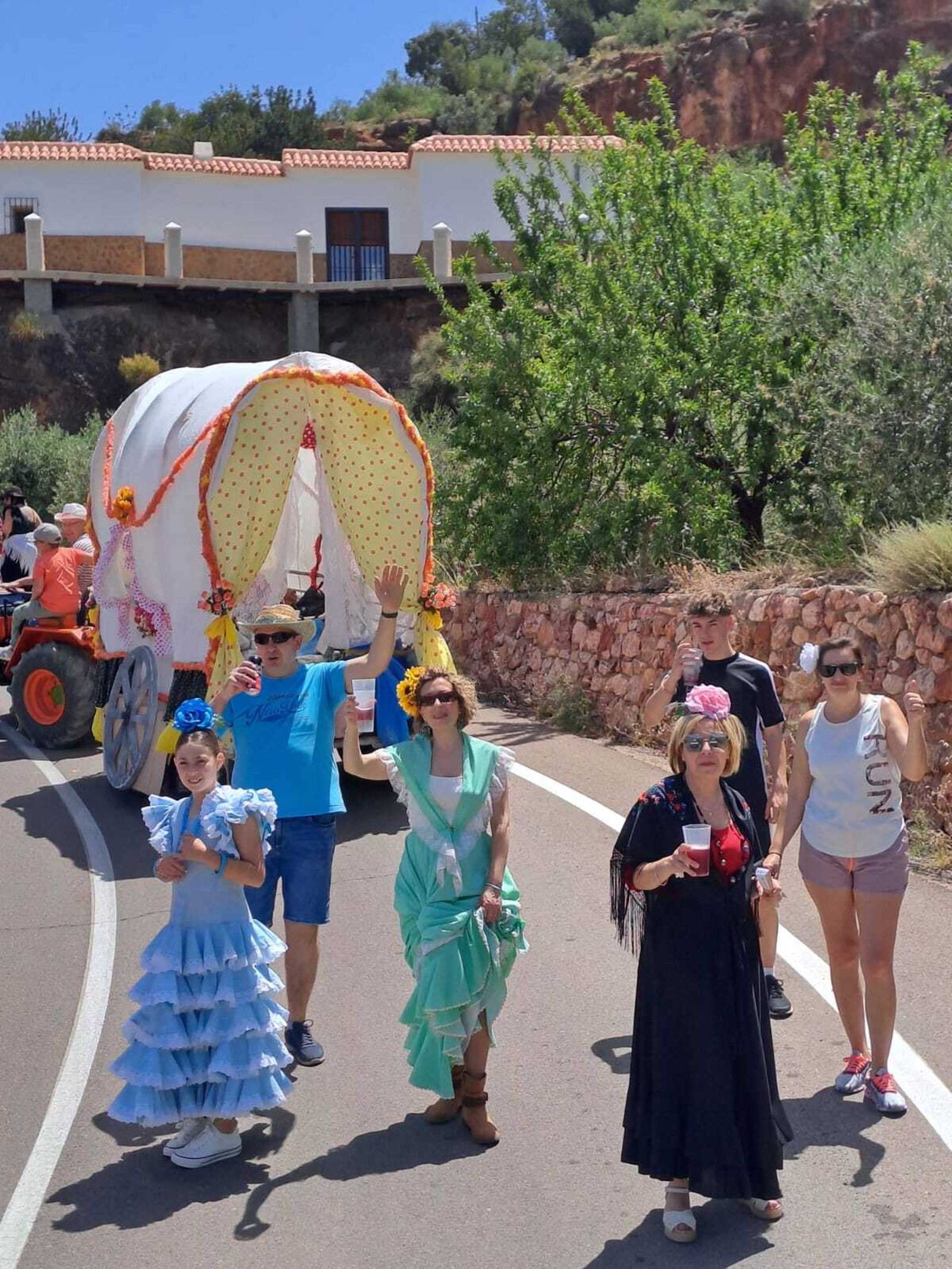 Diversas generaciones en una de las carretas.