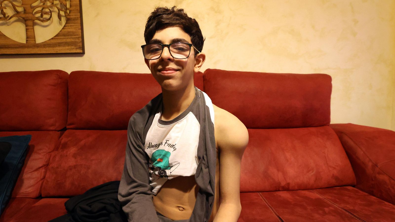 Hugo muestra su hombro afectado por la enfermedad.