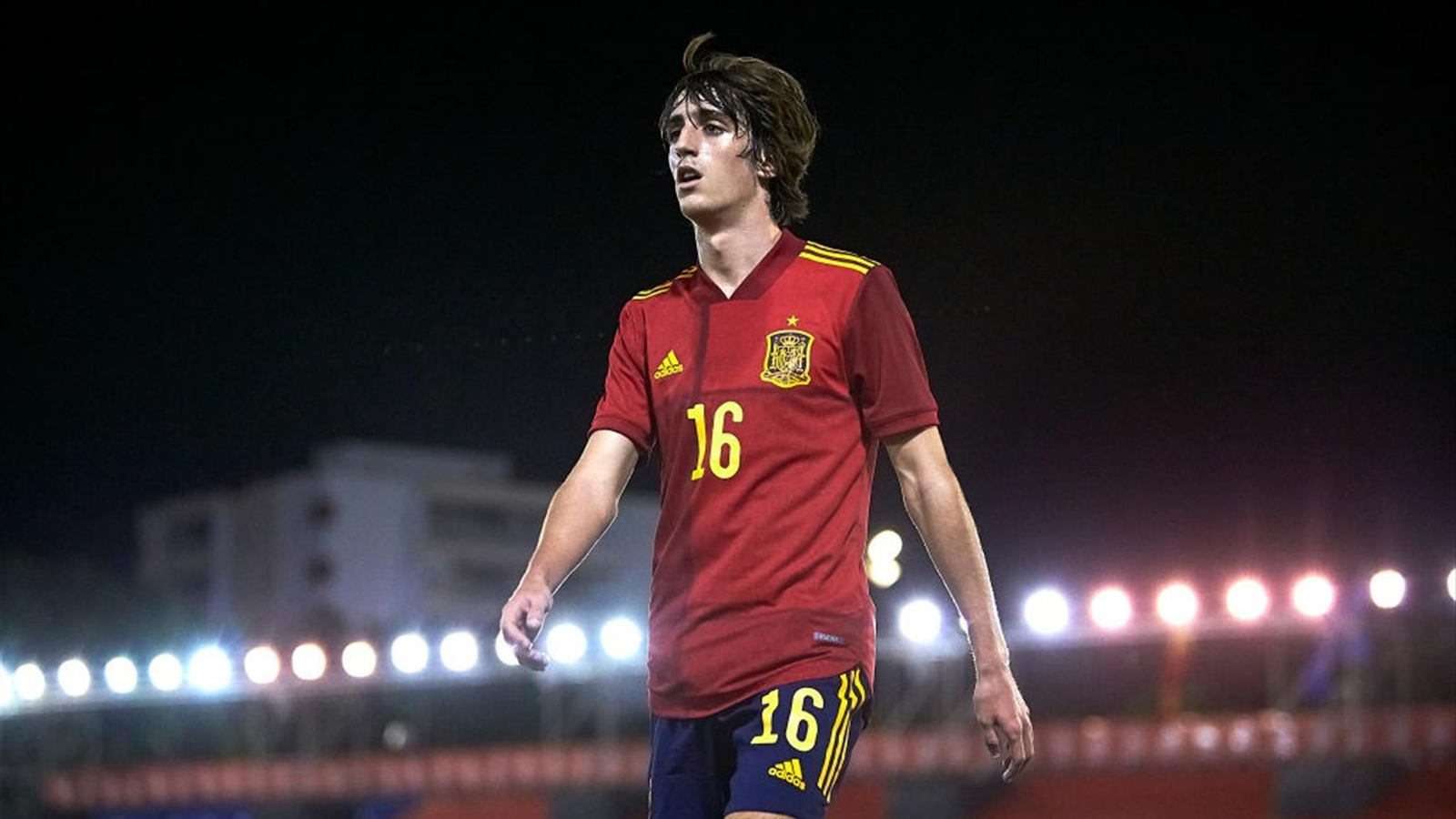 Bryan Gil, con la camiseta roja del combinado nacional.
