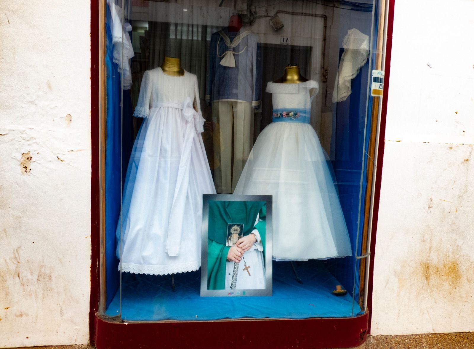 Trajes de comunión en un escaparate.