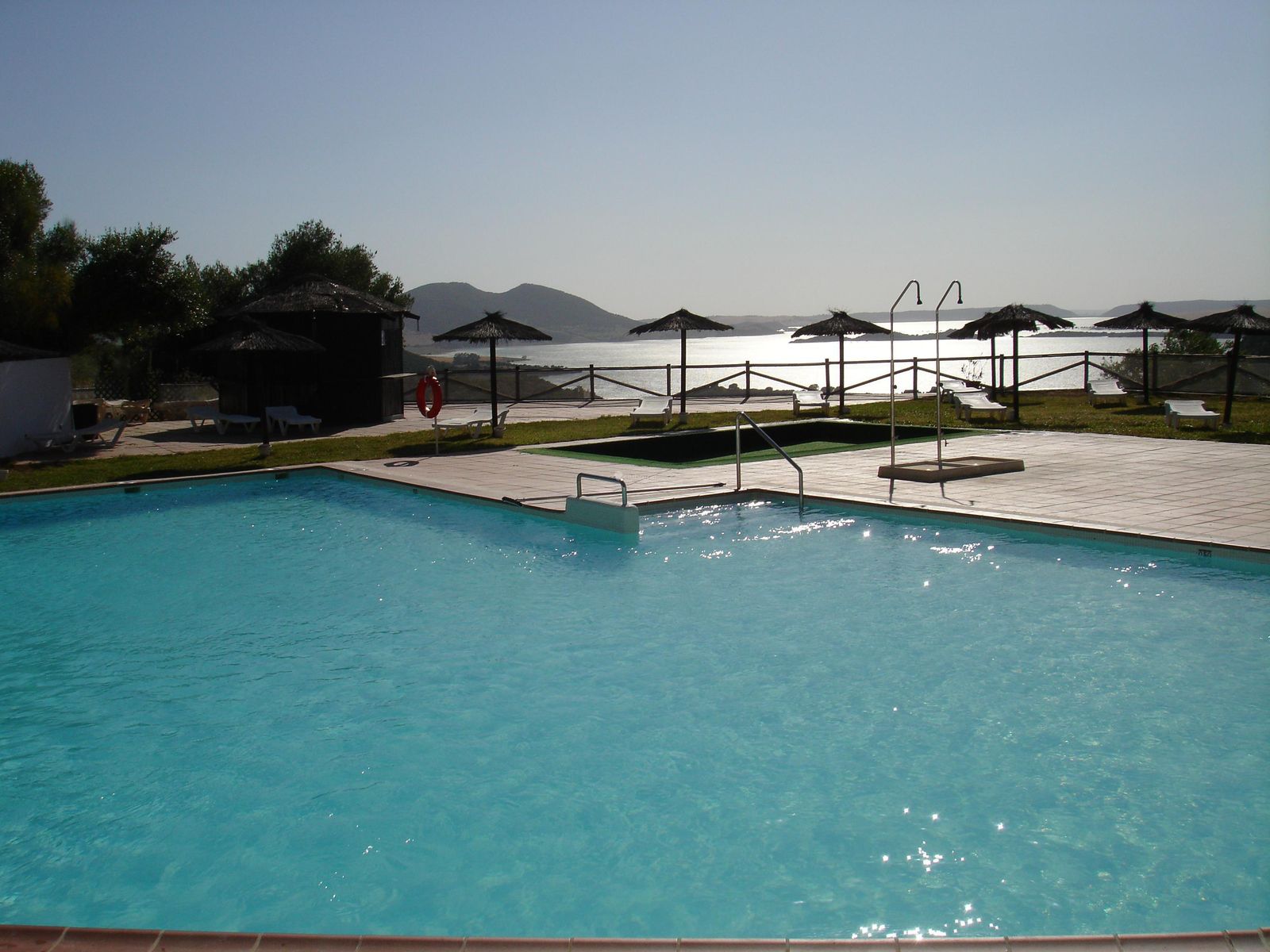 Piscina del complejo con el pantano del Guadalcacín al fondo.