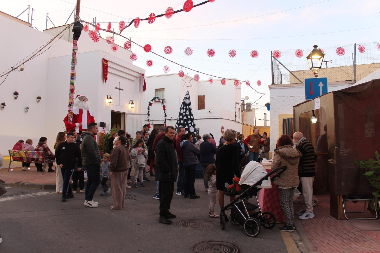 Este barrio de Huércal de Almería ya presume de su tradicoinal árbol de Navidad de ganchillo