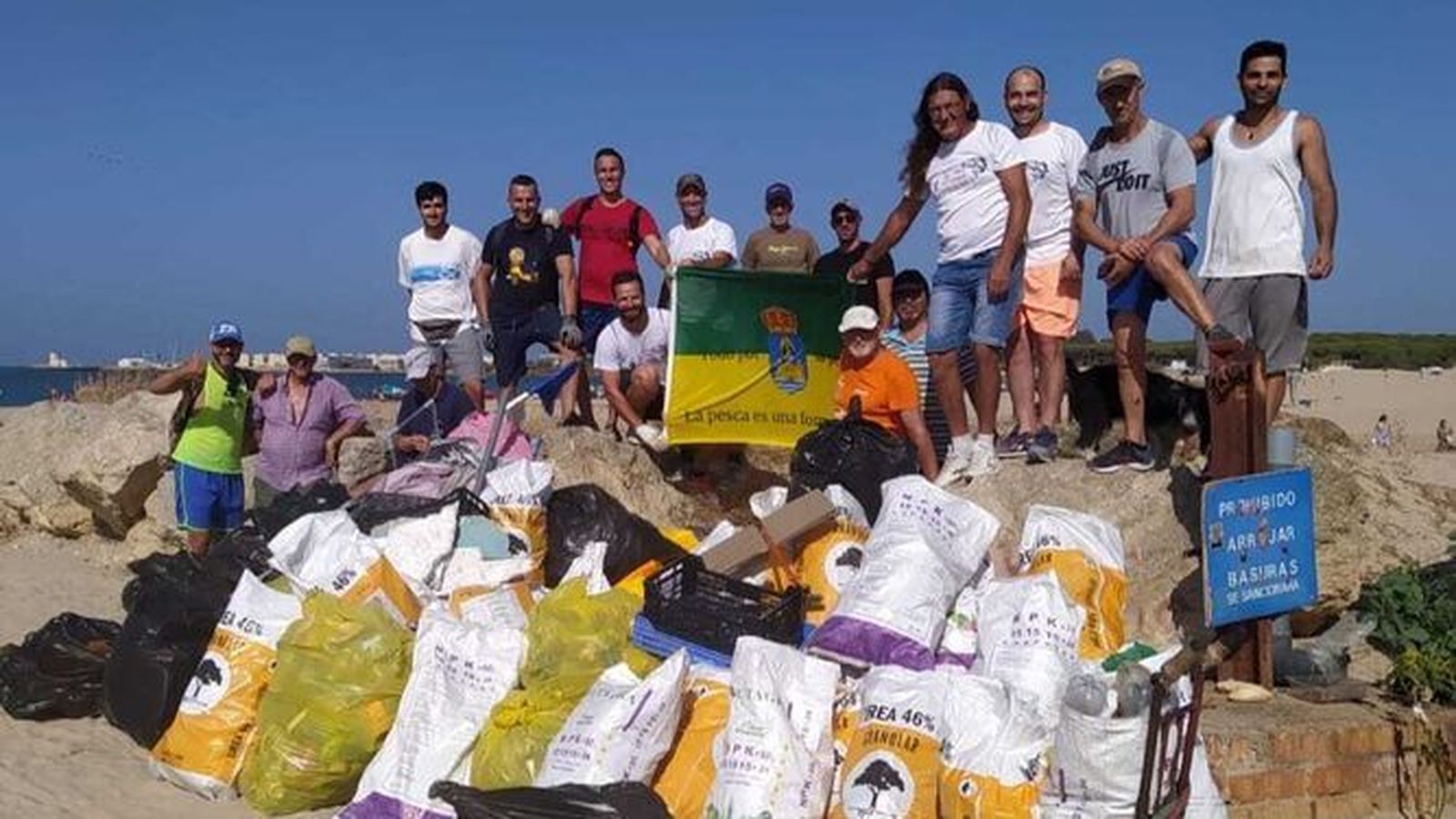 El colectivo 'Los locos del espigón' han vuelto a limpiar un verano más la escollera de La Puntilla.