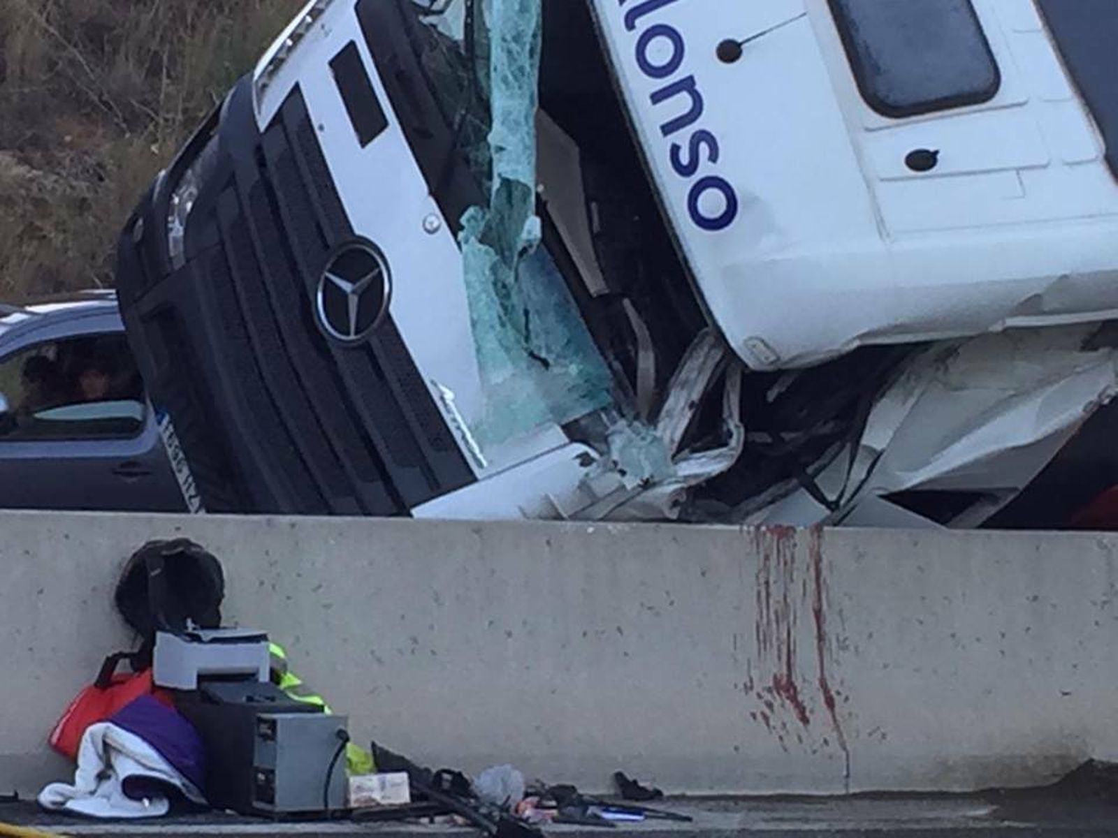 Las imágenes del vuelco del camión en la Cala de Mijas