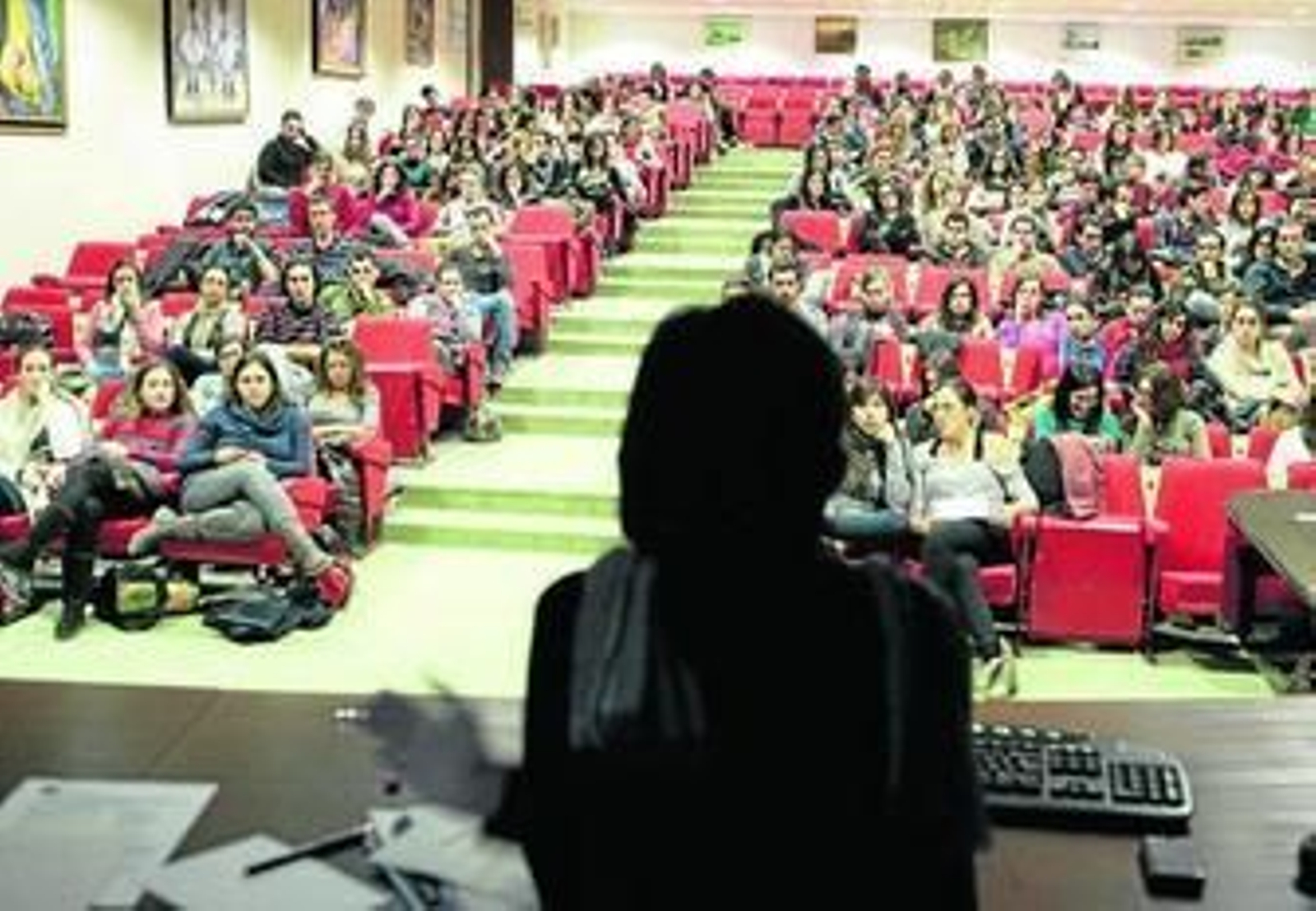 Los residentes, ayer en el Colegio de Médicos, durante la asamblea sobre la propuesta del SAS.