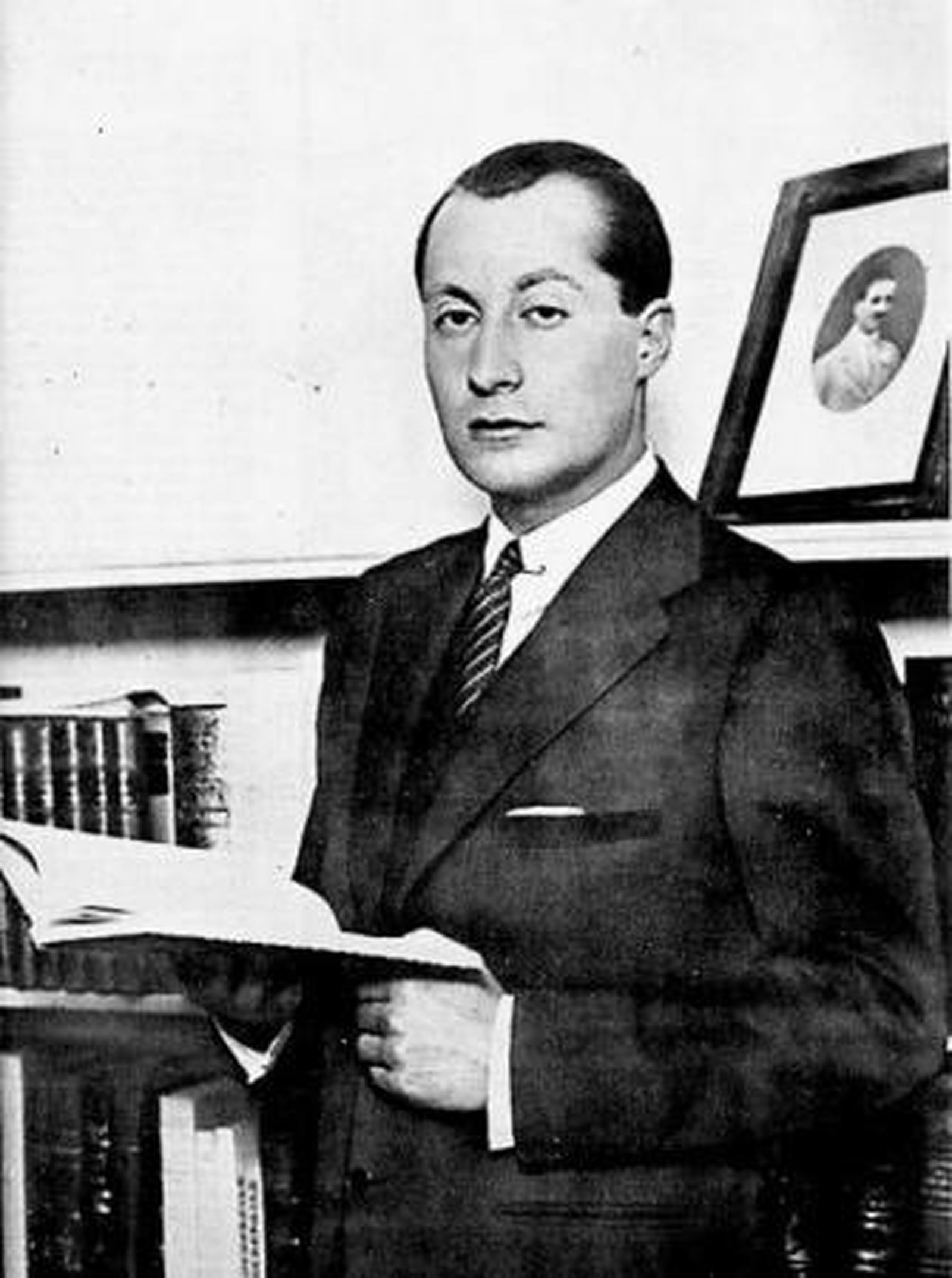 1. José Antonio Primo de Rivera, fascista y hombre de letras políticas, ahora revelado como poeta sentimental. / 2. Che Guevara, además de la acción relatada en sus 'Diarios', escribió poemas de amor. / 3. María Estuardo, una reina apasionada. / 4. Mecenas y sonetista, Lorenzo de Medici.