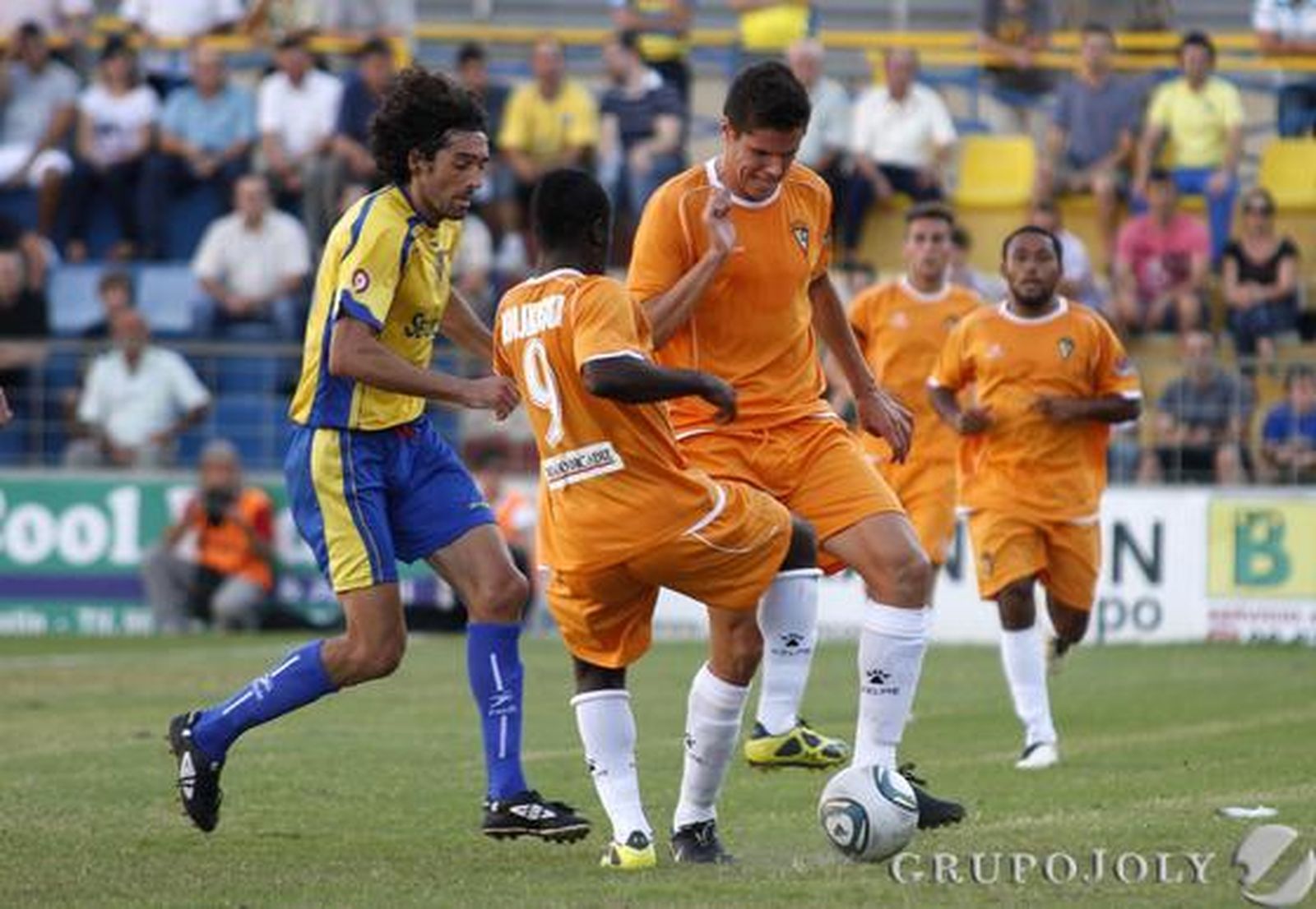 El centrocampista murciano se la lleva ayudado por Akinsola. 

Foto: LOF
