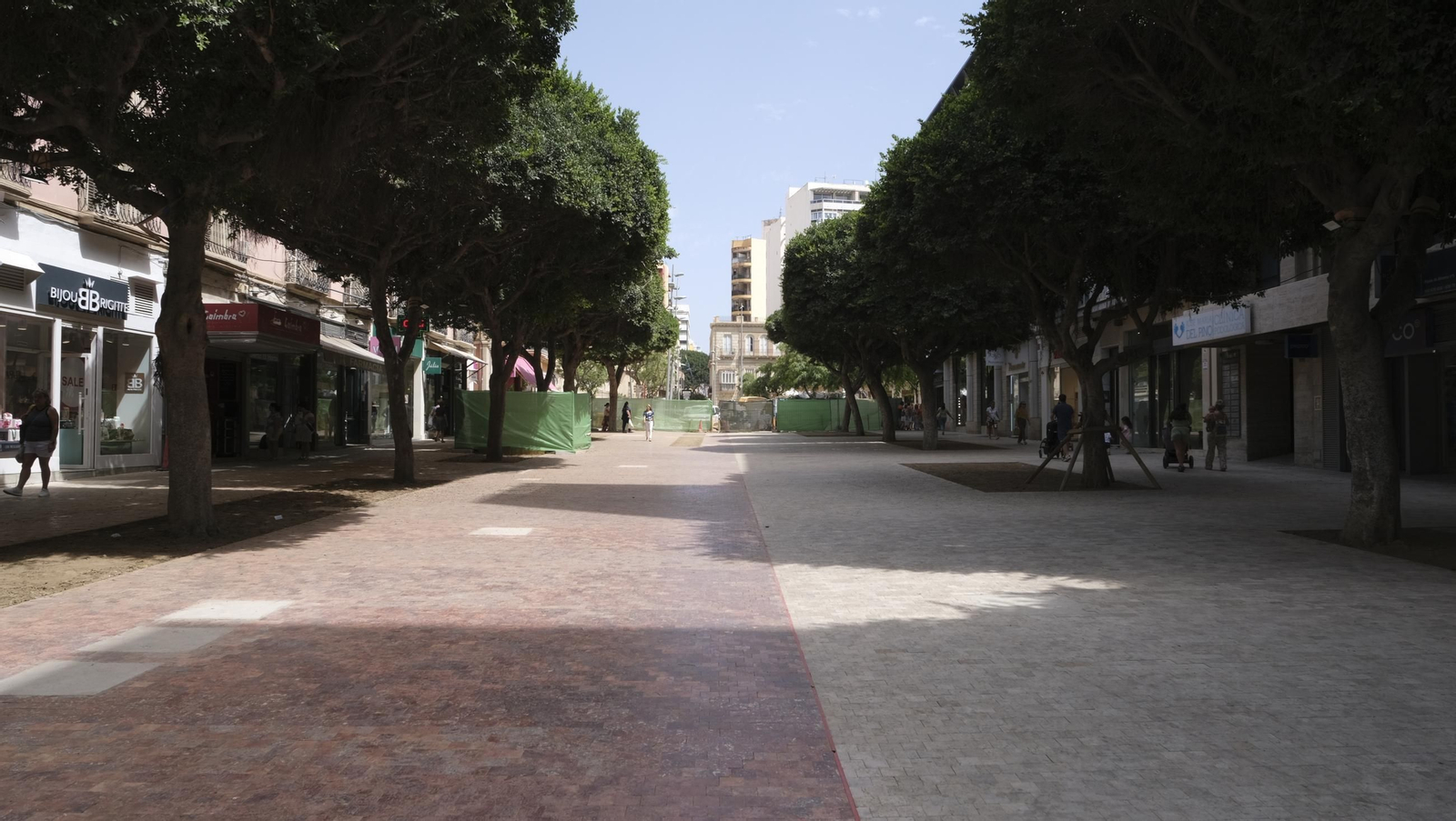 Las obras de peatonalización del Paseo de Almería entran en el turno de noche, en imágenes