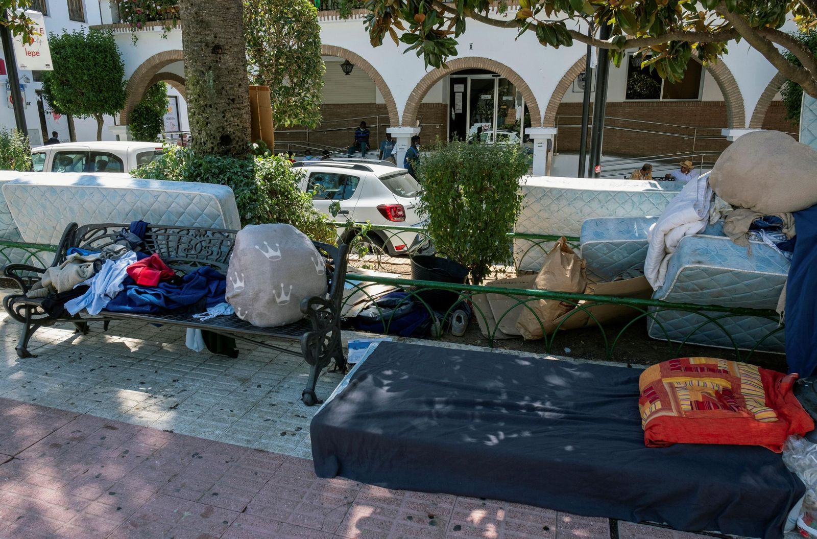 Algunas de las pertenencias rescatadas del último incendio en las chabolas de Lepe.