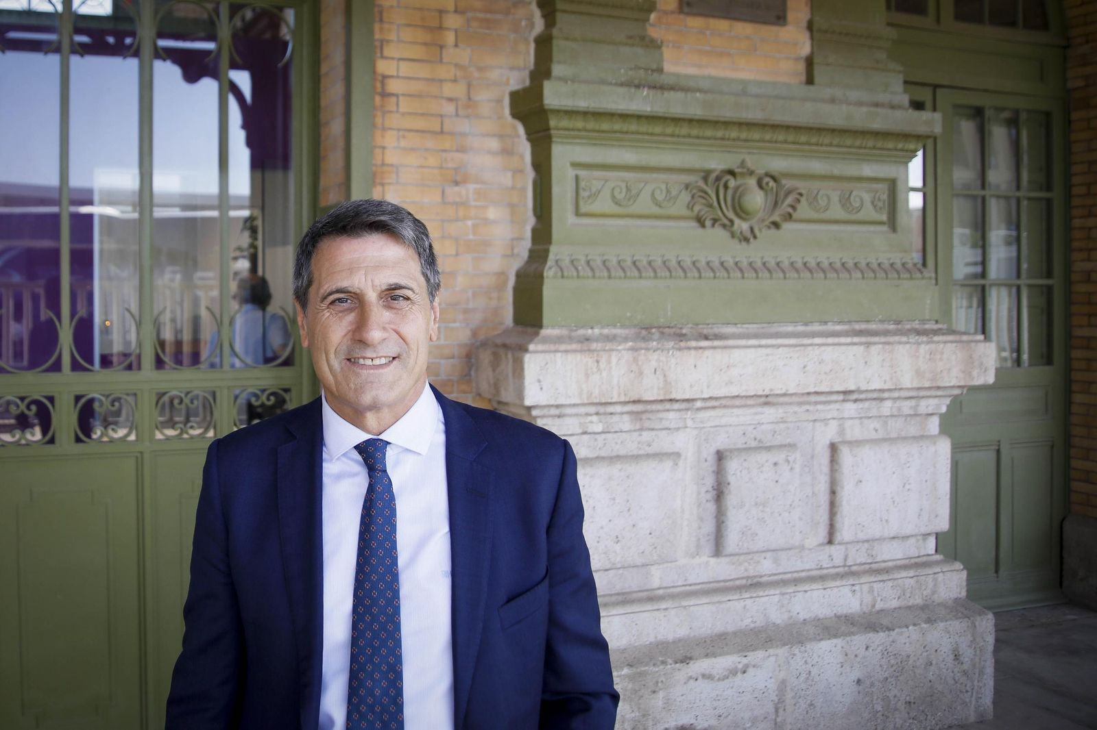 El delegado del Gobierno, Pedro Fernández, visita la estación histórica de Renfe en Almería, en imágenes