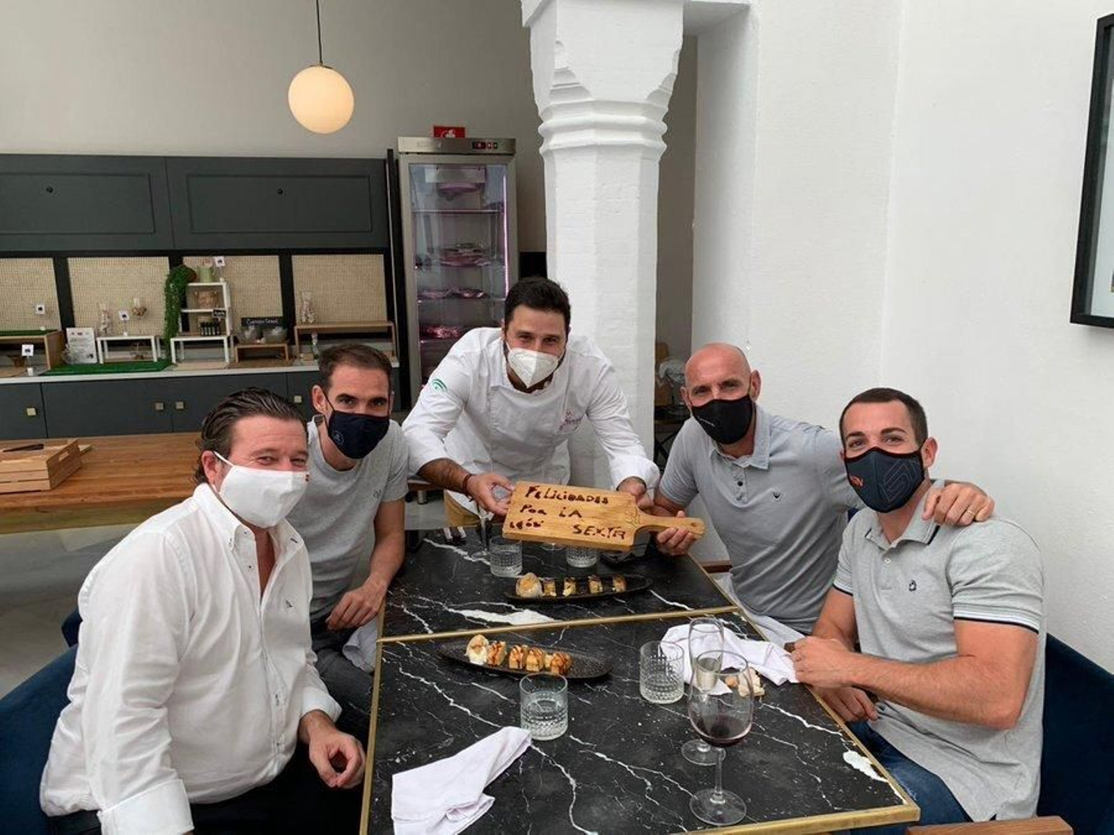 Emilio de Dios, primero a la izquierda, en la comida con Monchi, su hijo y Fernando Navarro.